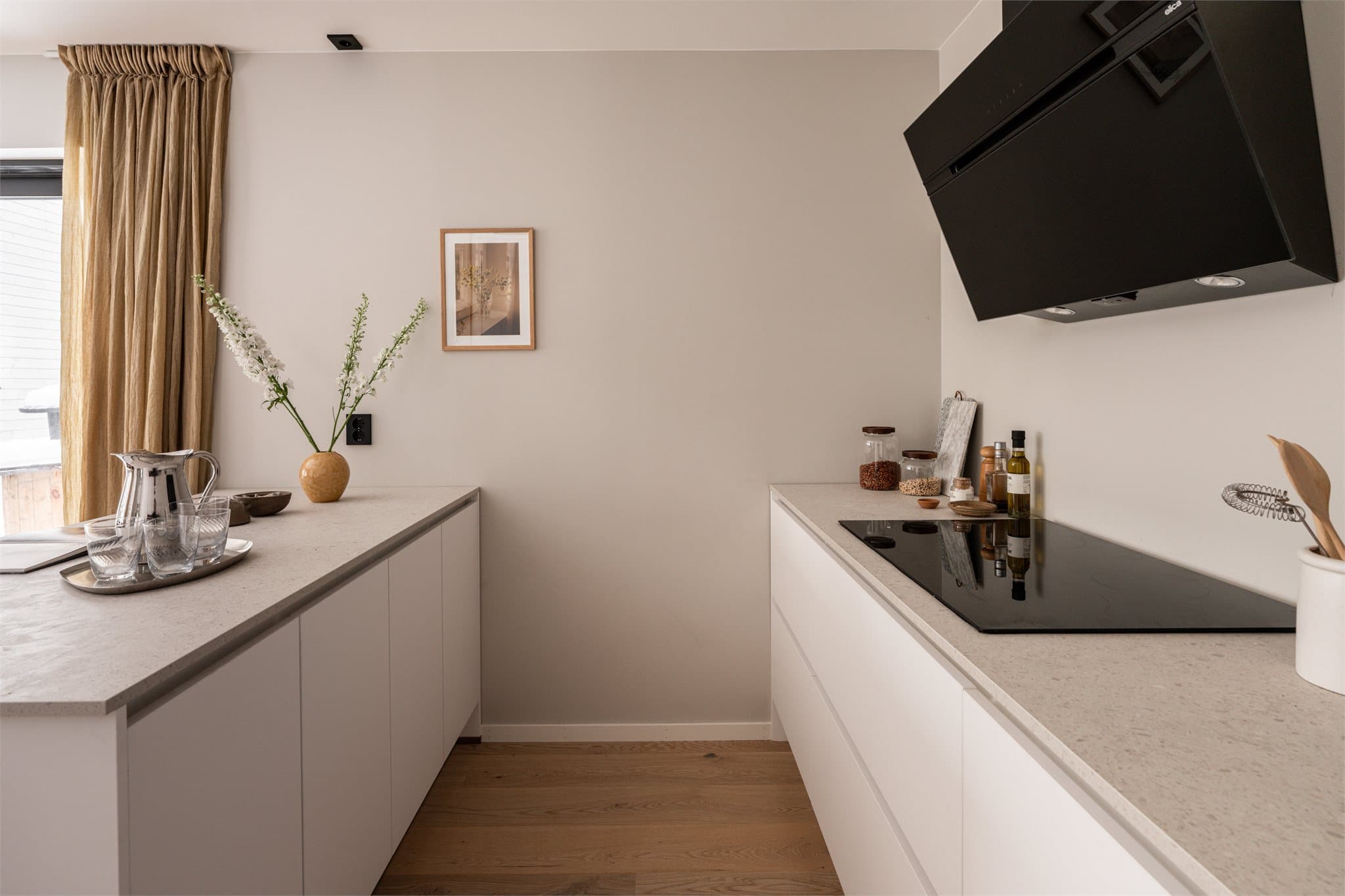 Benkeplaten i terrazzo-look komplementerer det moderne uttrykket.