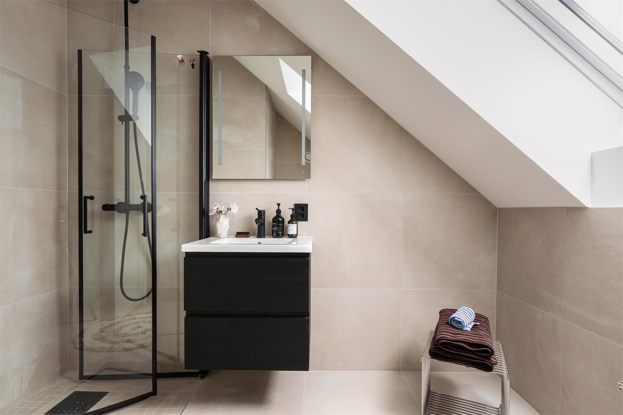 Også her er det moderne innredning med sorte detaljer og dusjløsning.