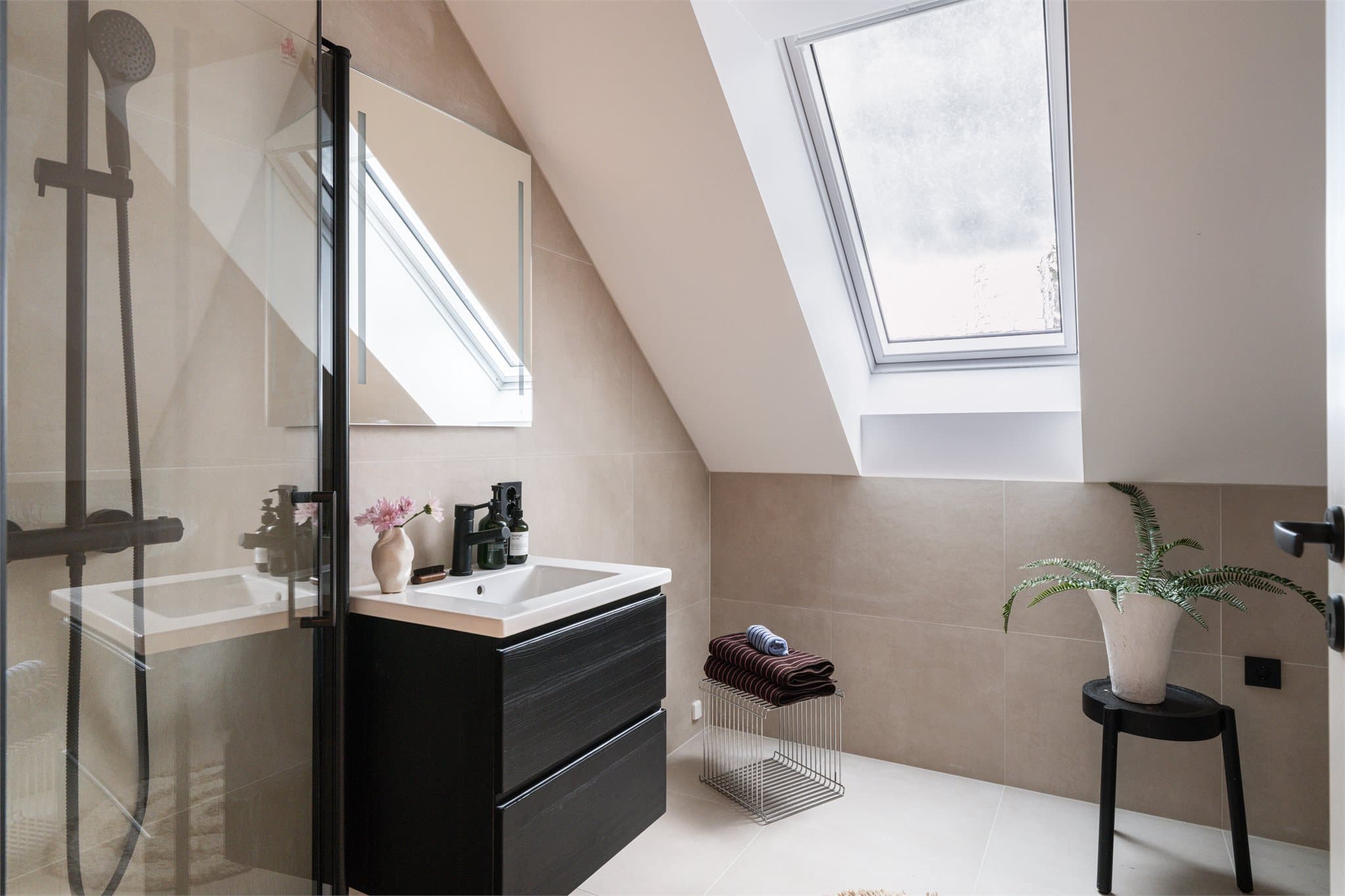 Badene er levert med fliser fra Flisekompaniet.