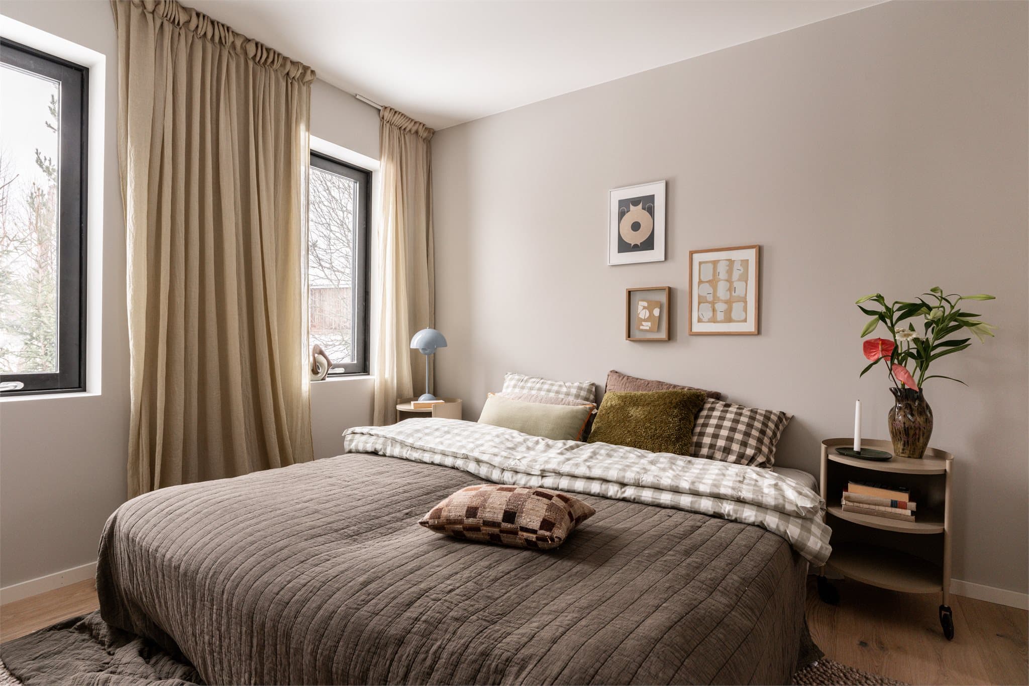 Soverommene er romslige og lune.