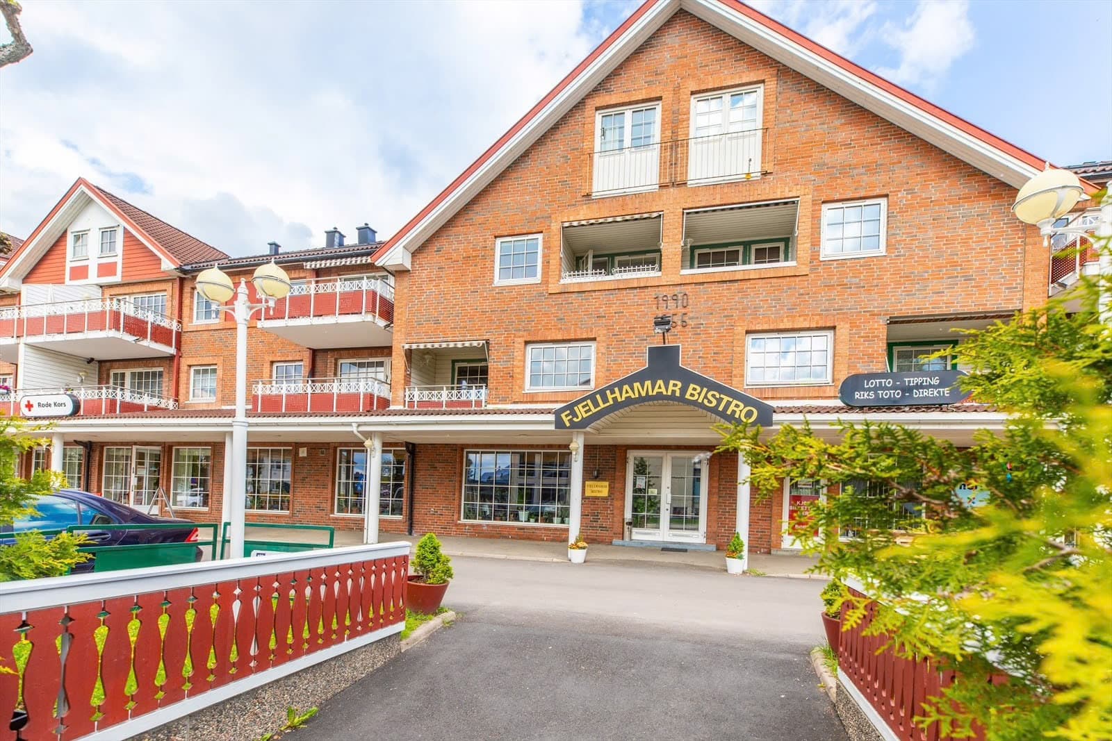 Fjellhamar sentrum kan også tilby Kiwi matbutikk, Fjellhamar Bistro, Fjellhamar Sushi, hudpleiesalong, frisør m.m.