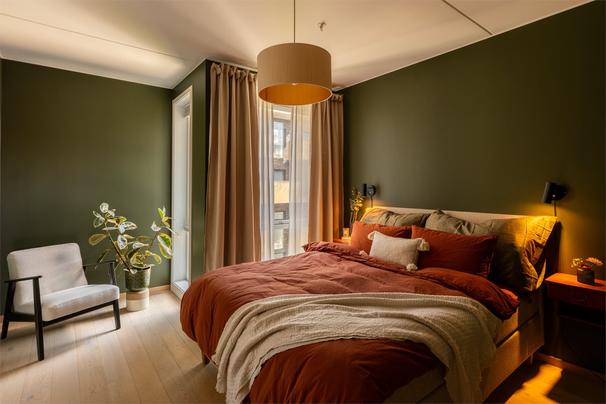 Hovedsoverommet er sjeldent stort og flott, med god plass til dobbeltseng, eget karnapp for lesestolen og "walk-in".