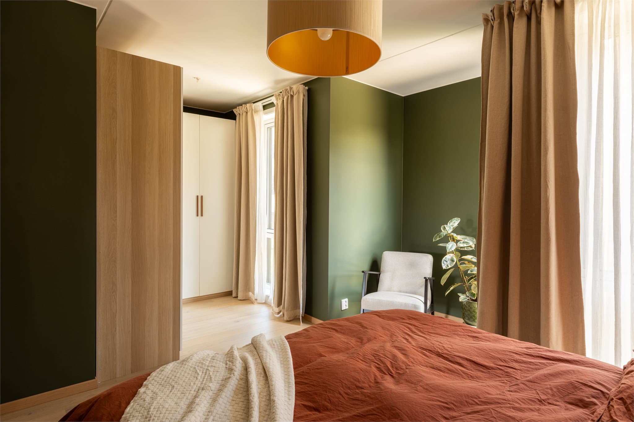 Eget "walk-in" området med plassbygget garderobeskap og god oppbevaringsplass.