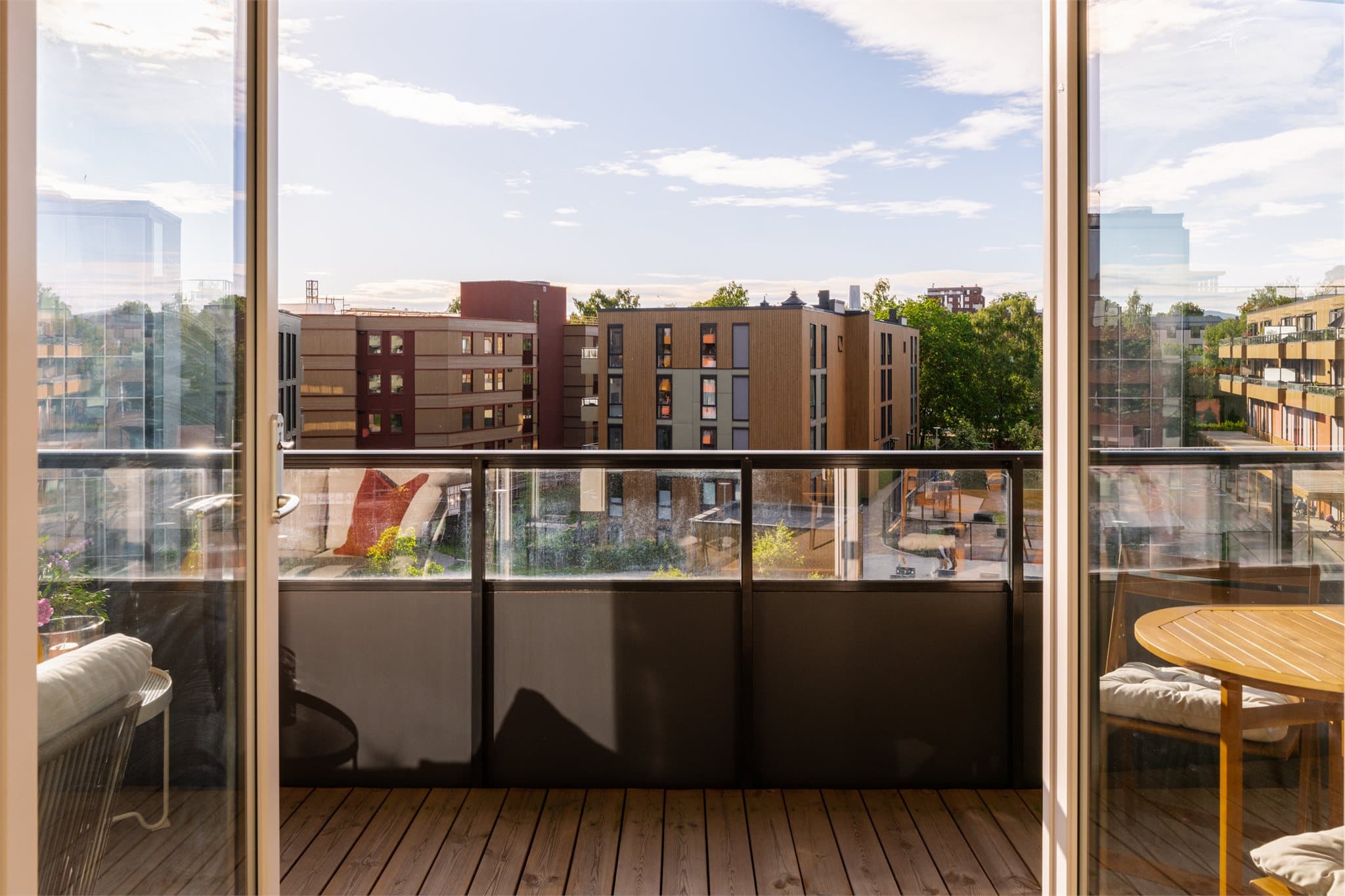 Balkongen har doble fløydører ut som gir en følelse av "åpen stue" på sommeren.