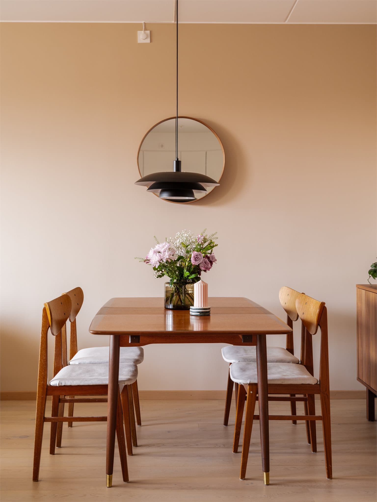 Her kan du samle venner og familie rundt langbord når du skal ha middagsselskaper.