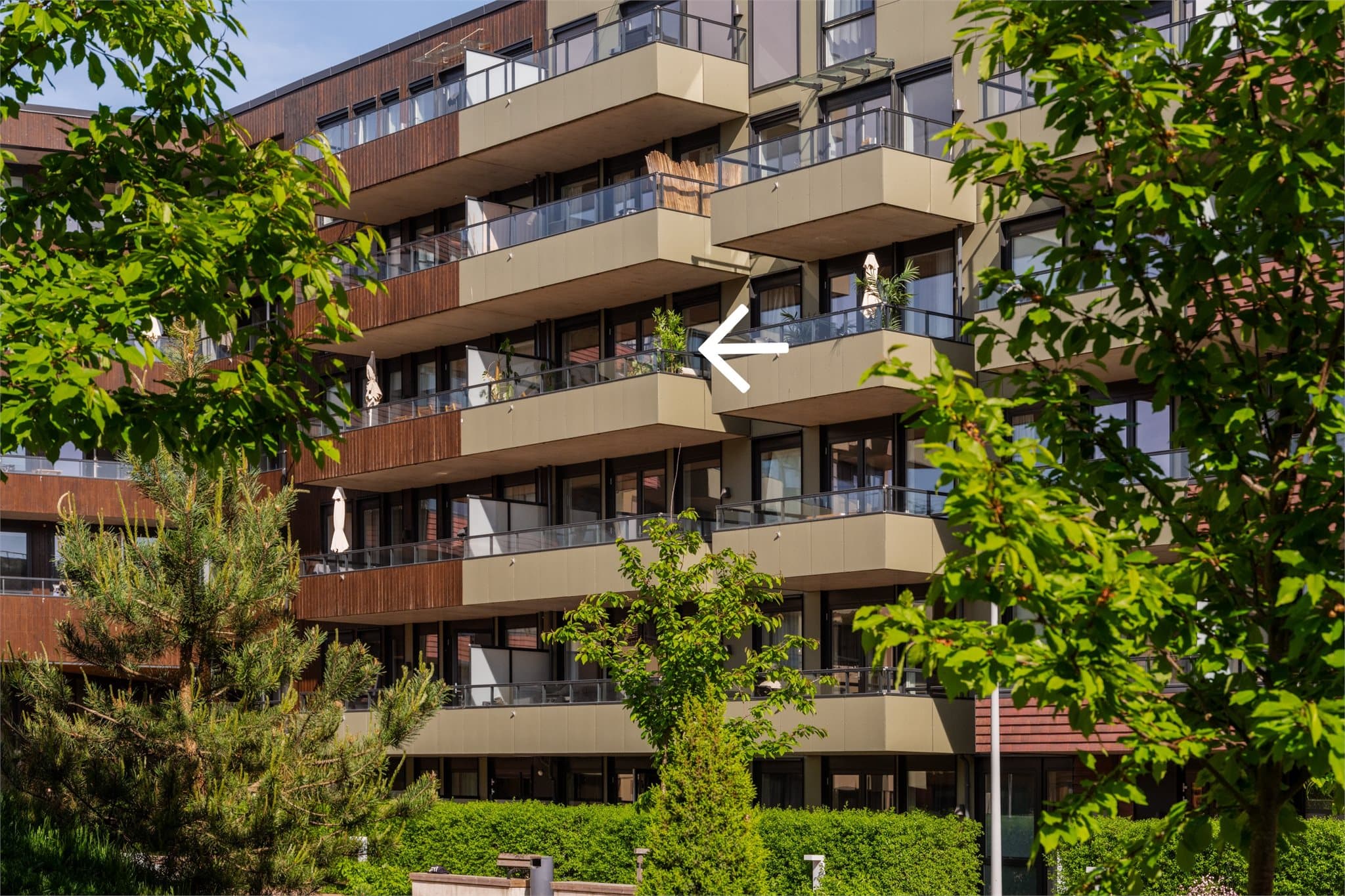 En fantastisk beliggenhet sentralt, men likevel i et tilbaketrukket boligområde ut mot grøntarealer.