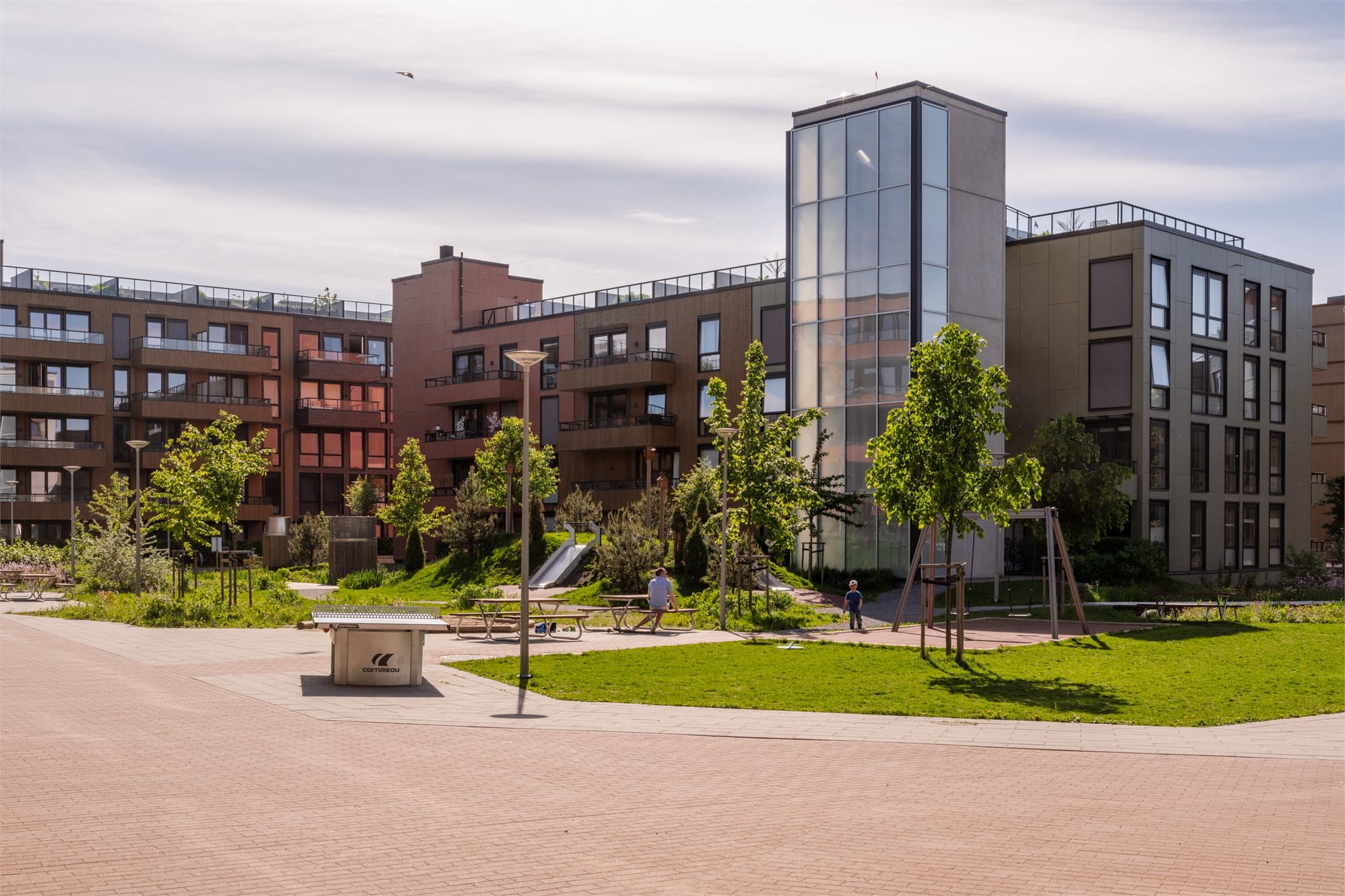 Utenfor finner du park- og grøntarealer med forskjellige soner for lek og avslapning.