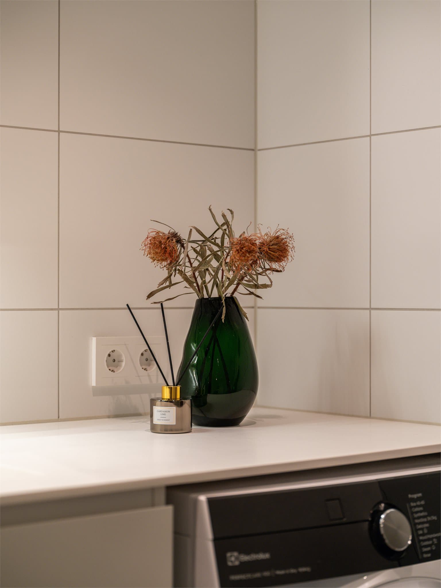 Opplegg for både vaskemaskin og tørketrommel under benkeplate.