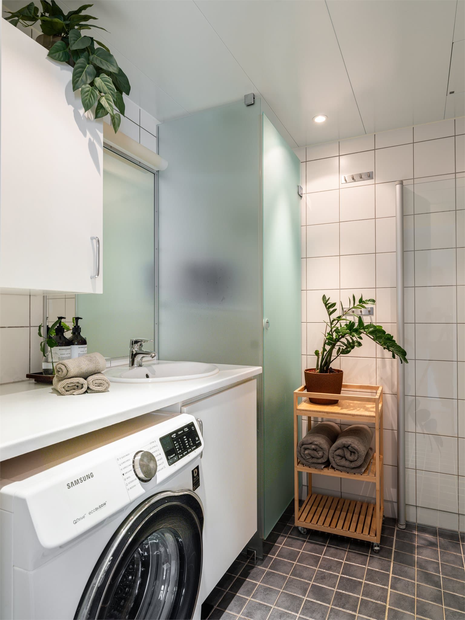 Praktisk løsning på badet med både vaskemaskin og tørkeskap, som gjør klesvasken enkelt tilgjengelig.
