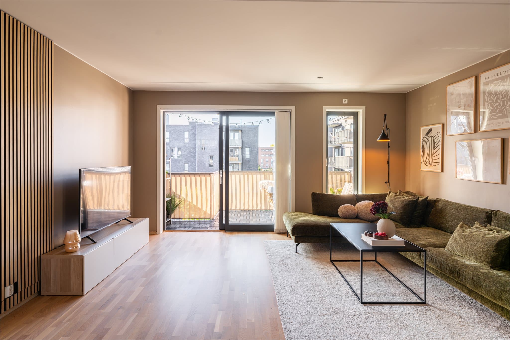 Planløsningen er meget god med god plass til en stor sofagruppe og TV-sone, og flere muligheter for å møblere etter eget behov.