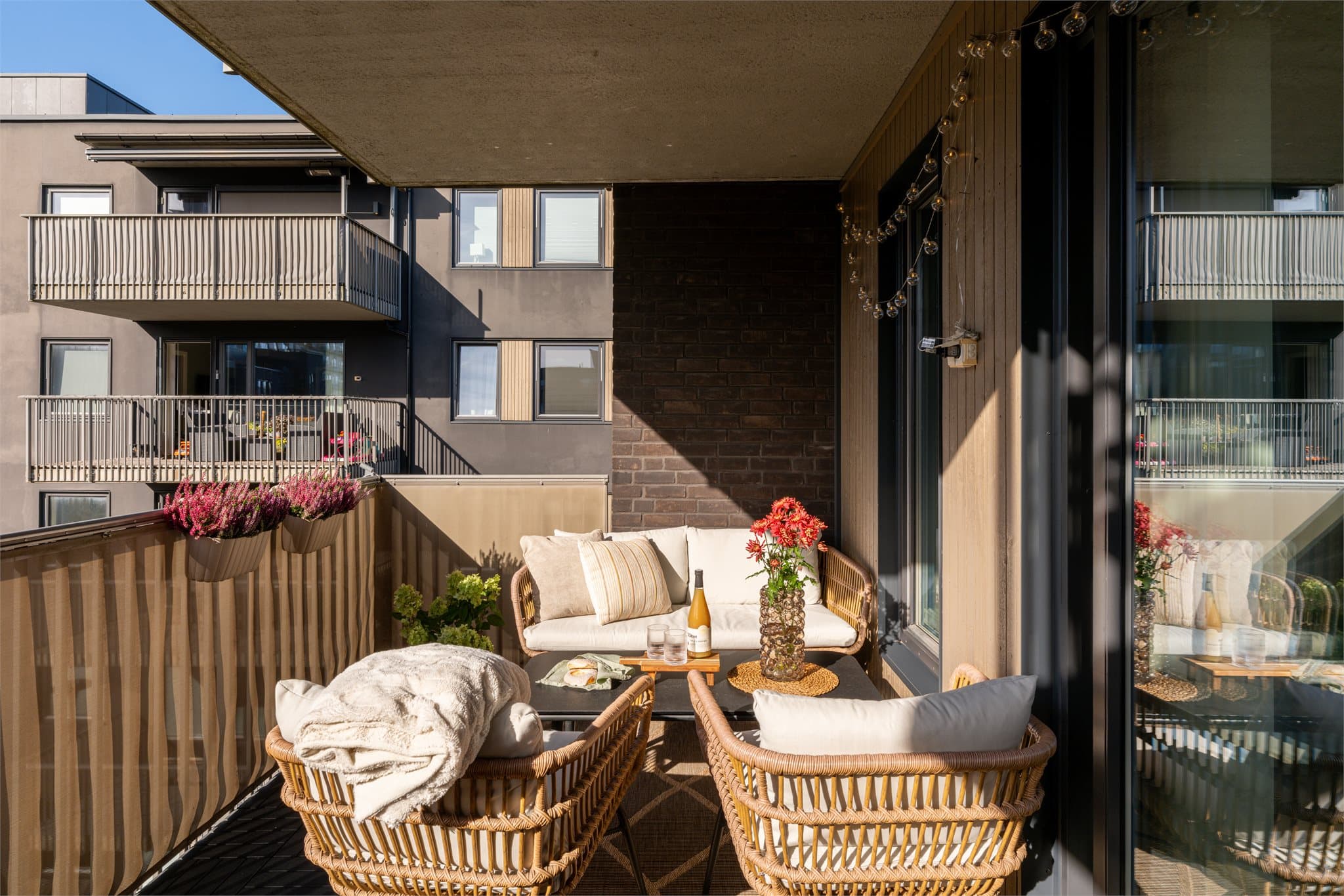 Varme sommerdager kan nytes på den sydvestvendte balkongen.