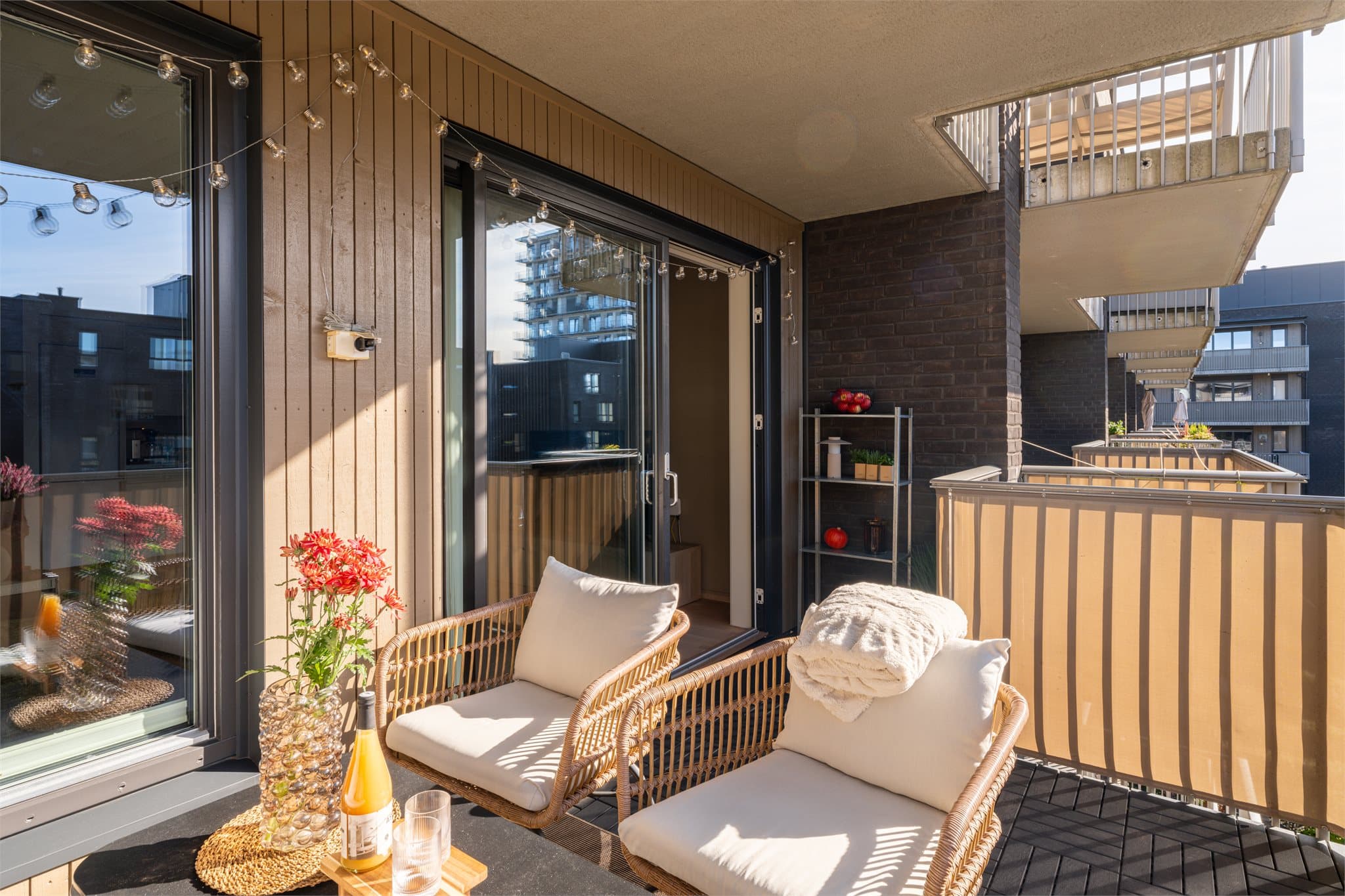 Den gode størrelsen gir plass til utemøbler, grill og planter, slik at balkongen enkelt kan innredes etter eget ønske.
