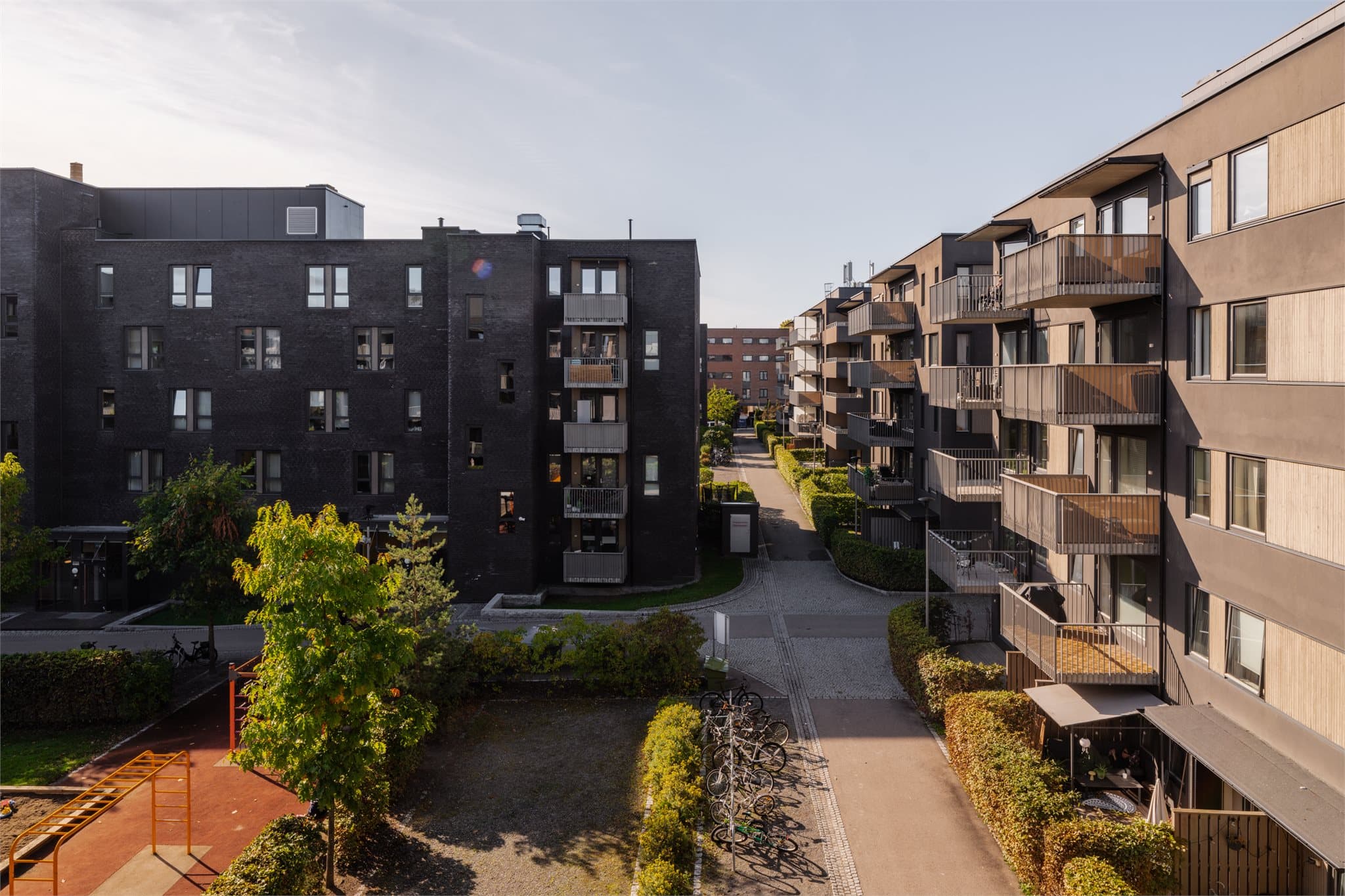 Her får dere en sjelden kombinasjon av sentral beliggenhet, rolig nærmiljø og gode oppvekstvilkår.