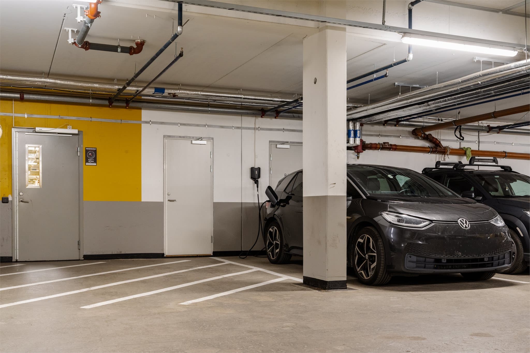 Garasjeplass med lader og heis direkte til leiligheten.
