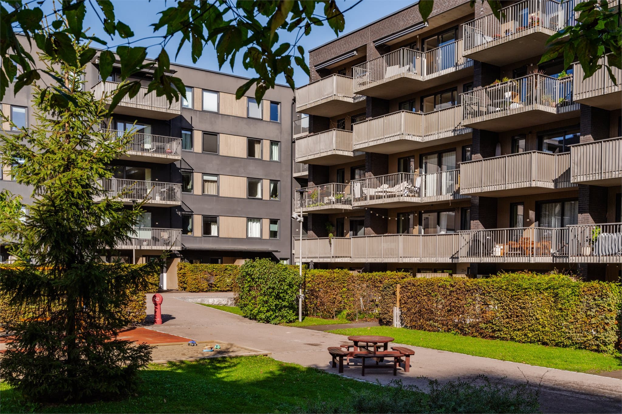 Flotte grøntområder, lekeplasser og trygge omgivelser som gjør området svært familievennlig.