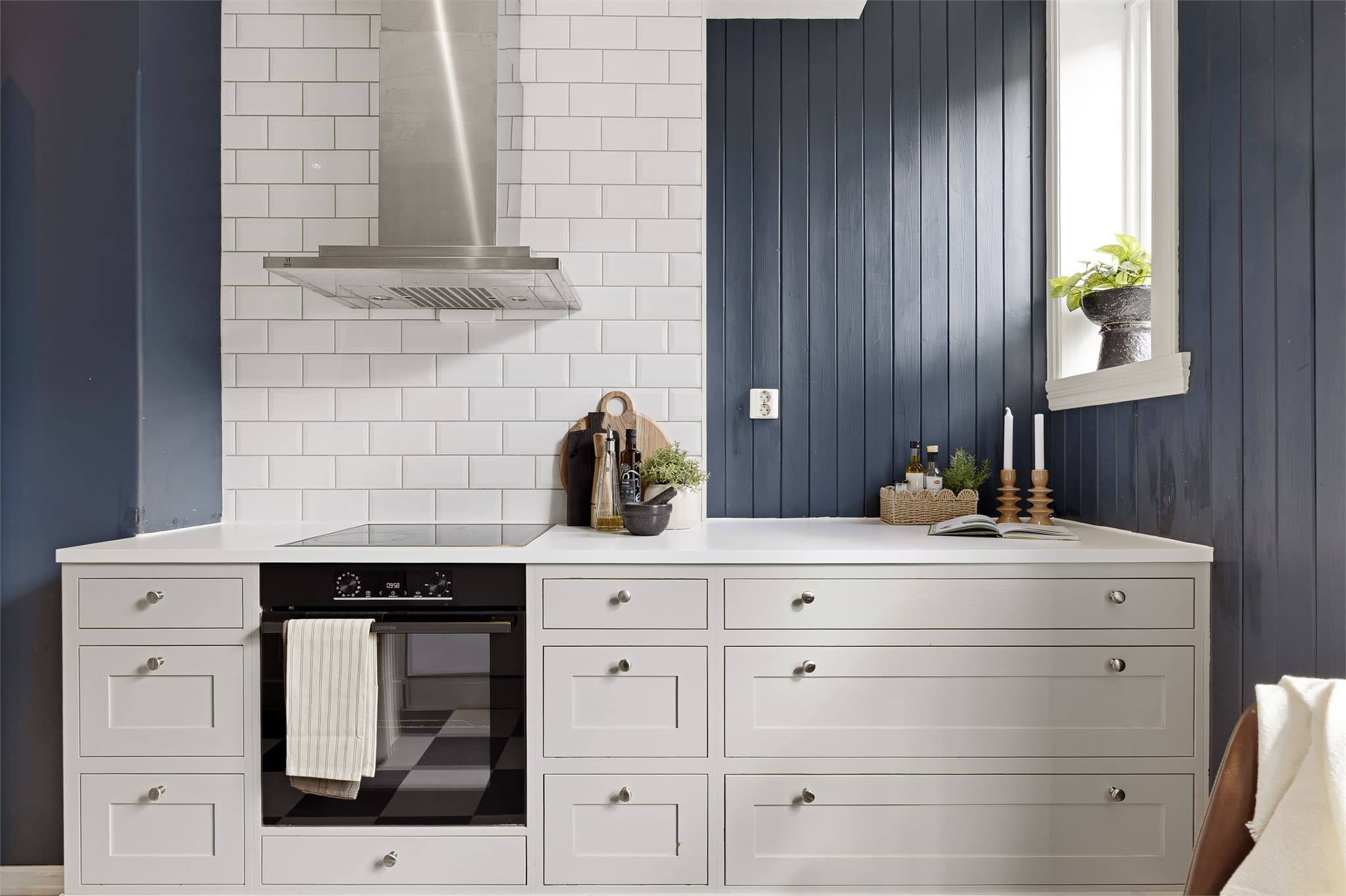 Kjøkkenet har integrert stekeovn, koketopp og ventilator.