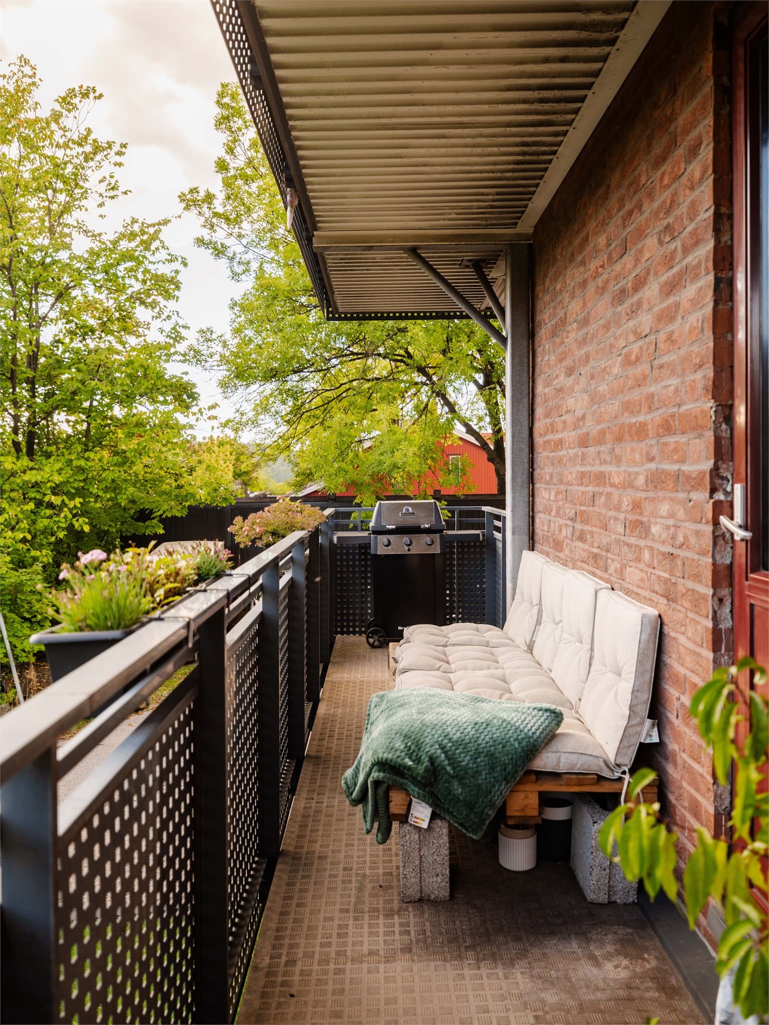 Den overbygde balkongen har god plass til både sittegruppe og gassgrill.