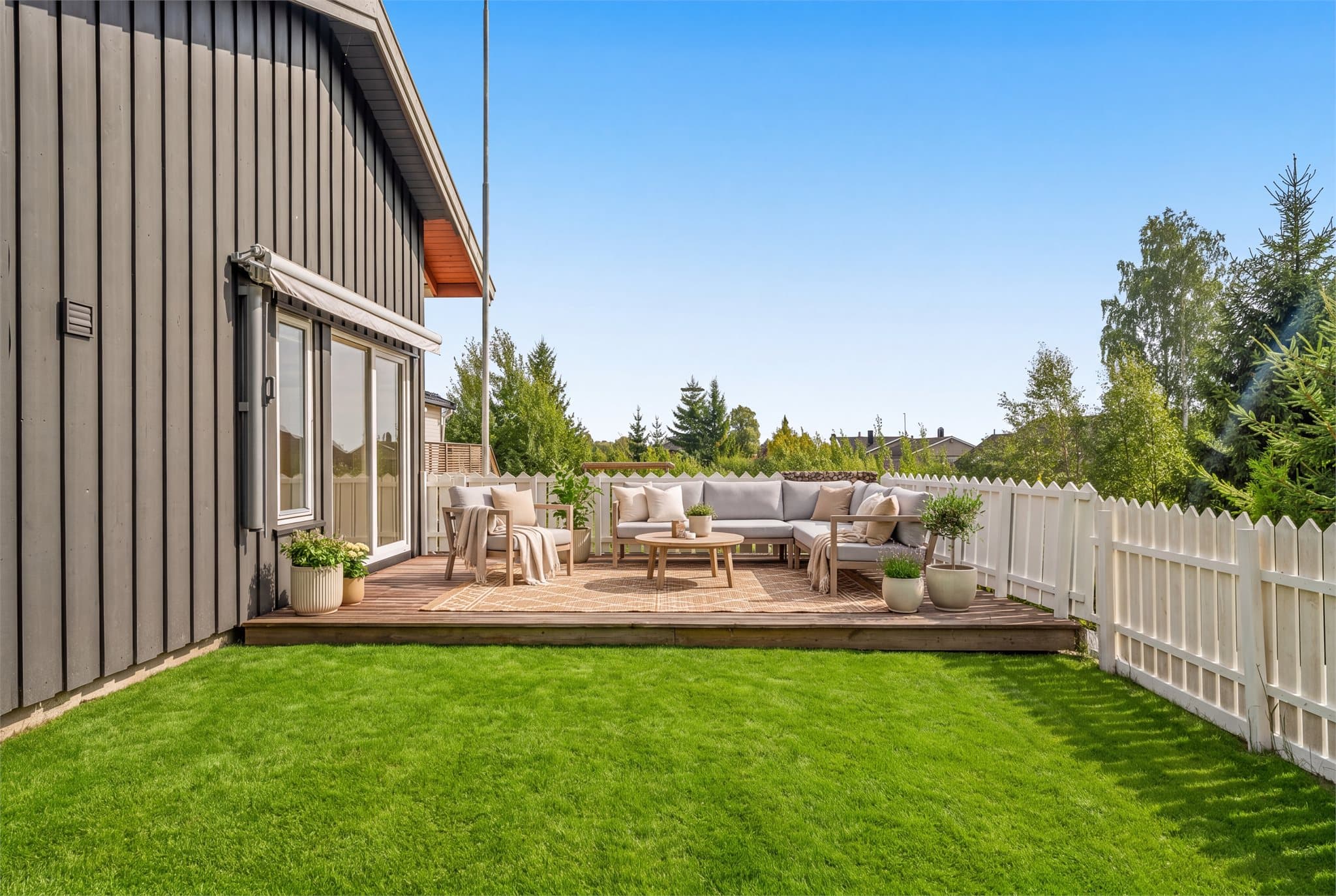 Fra stuen er det direkte utgang til terrasse og hage. Bildet er digitalt møblert og plen er digitalt endret for å vise potensial. Avvik kan forekomme.