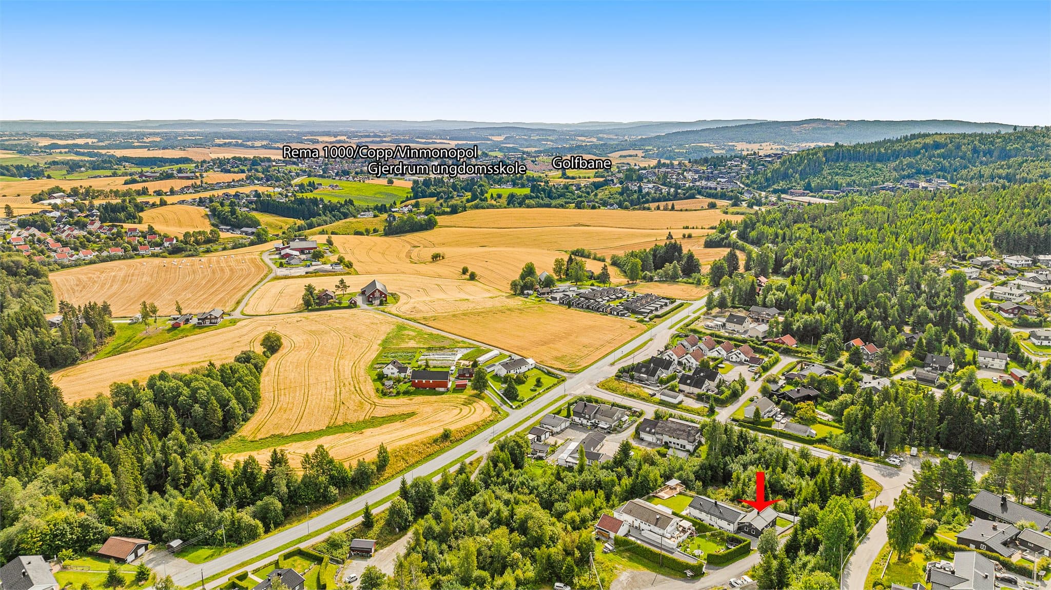 Det er flotte rekreasjonsmuligheter i området som golfbane, Kniplia skisenter, Lysdammen og Romeriksåsen med fantastiske friluftsmuligheter.