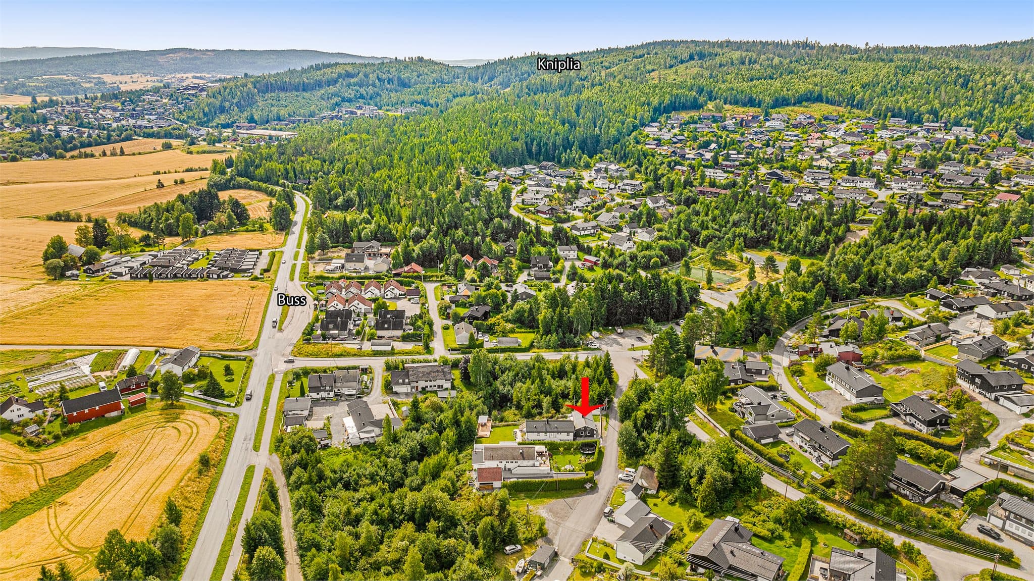 Boligen finner du på attraktive Grønlundfeltet med kort vei til buss, Ask, skoler og barnehager.