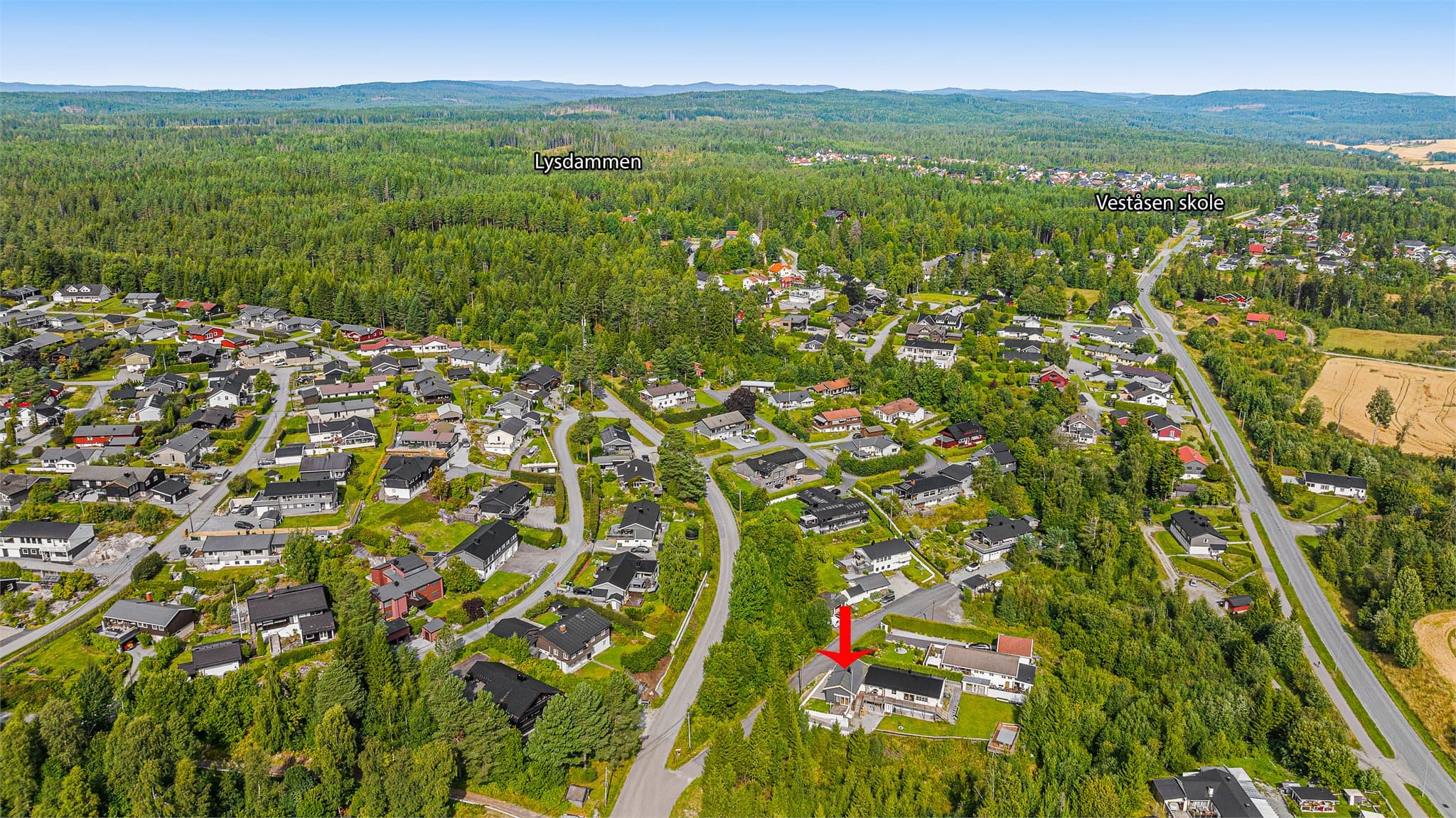 Fra feltet er det gang- og sykkelvei til Veståsen skole. Grønlund barnehage ligger på feltet og det er flere barnehager langs åsen.