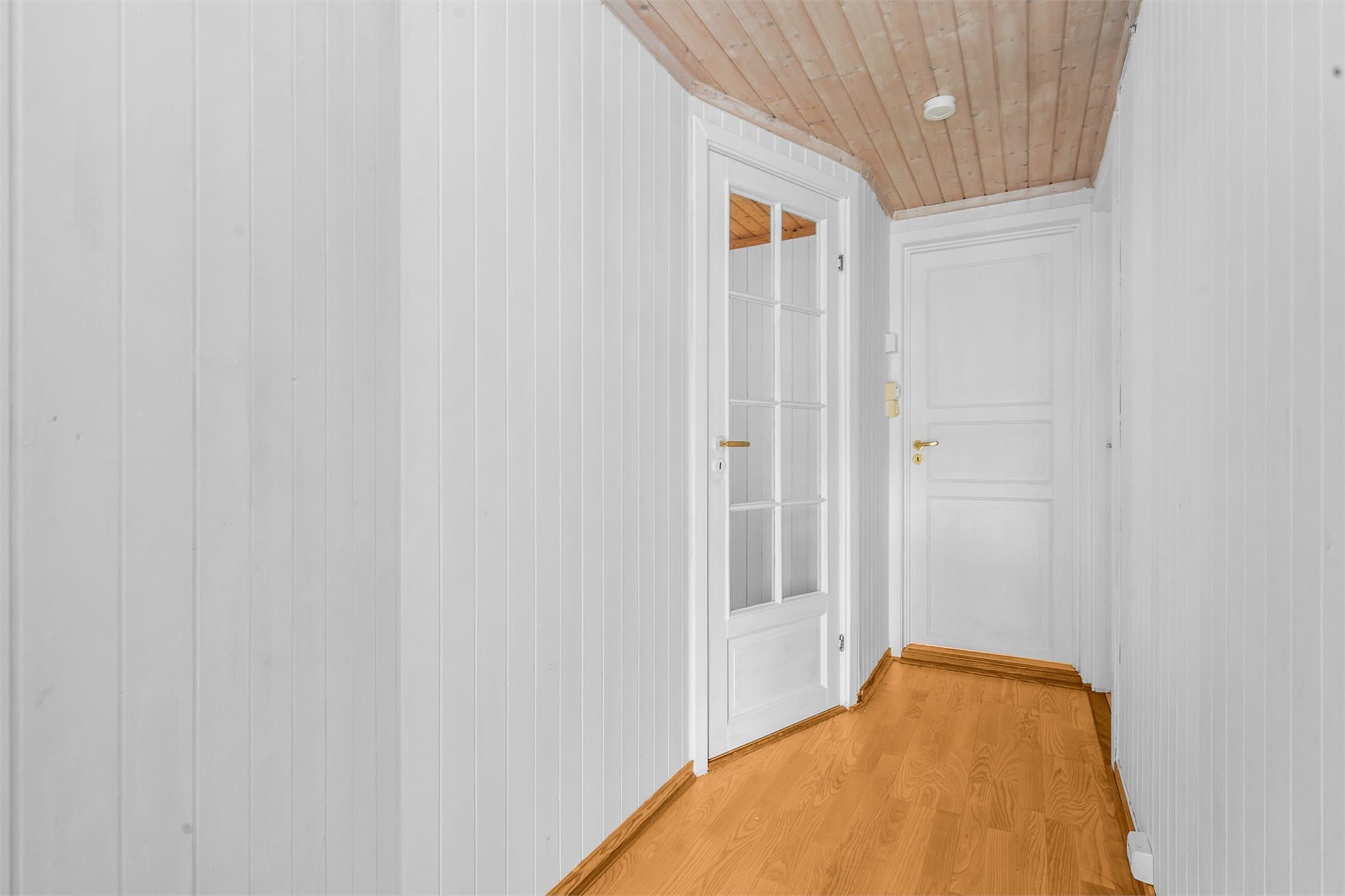Hall gir videre adkomst til boligens øvrige rom.