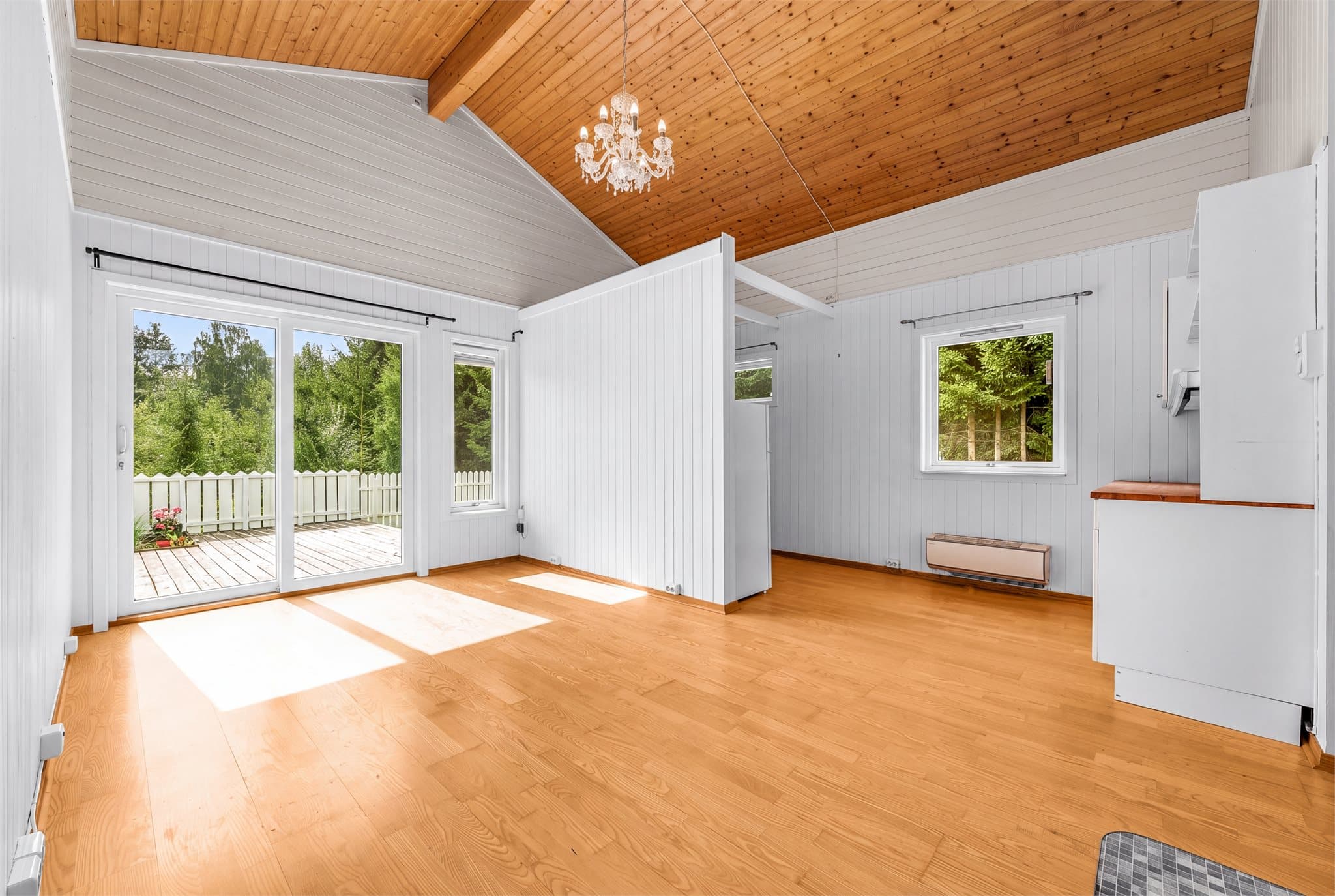 Store vindusflater og terrassedør gir godt med naturlig lys.