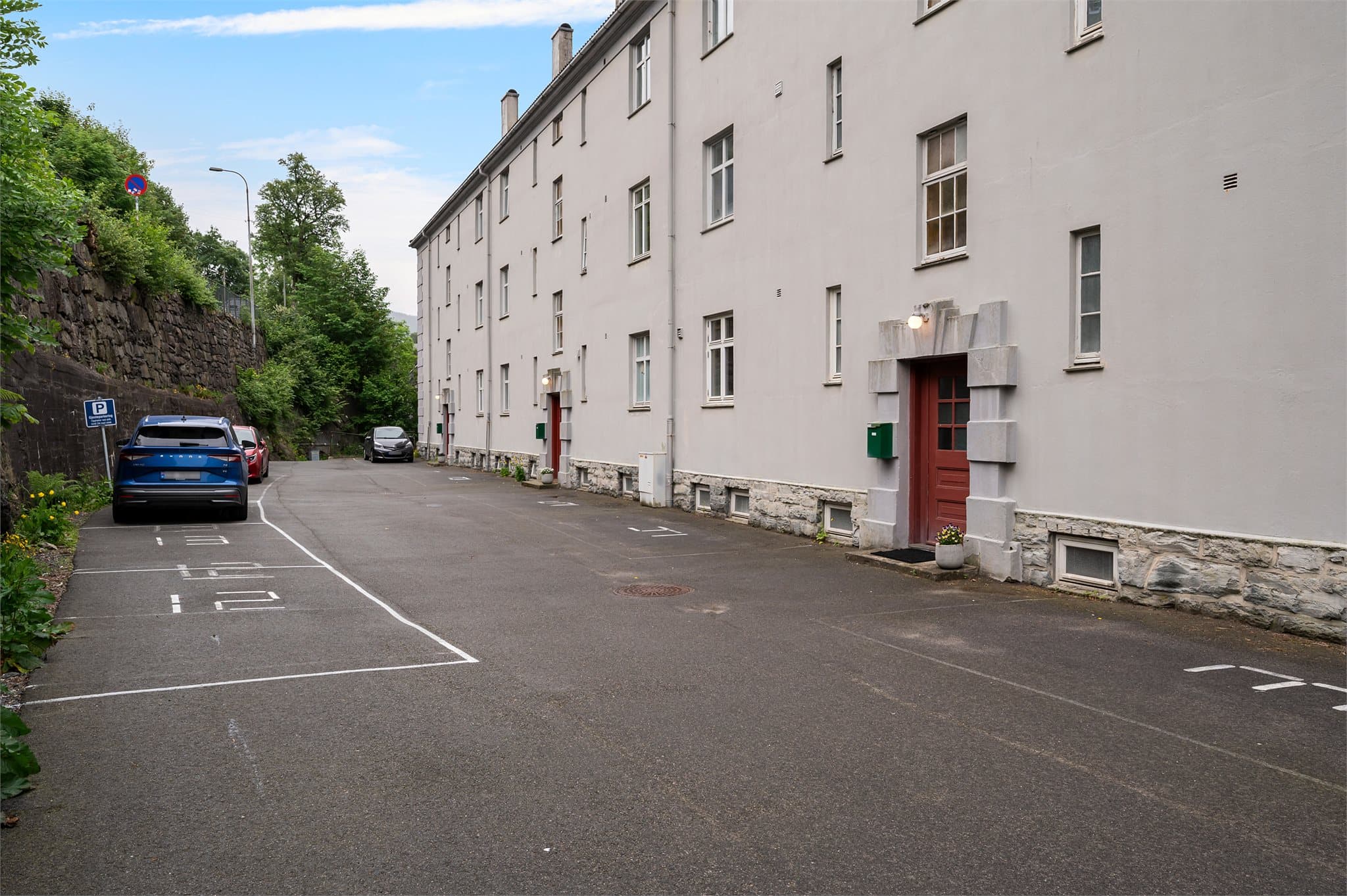 - Felles parkering på baksiden av bygget - Mulighet for å leie eller låne i opptil 24 timer, en gang i uken -