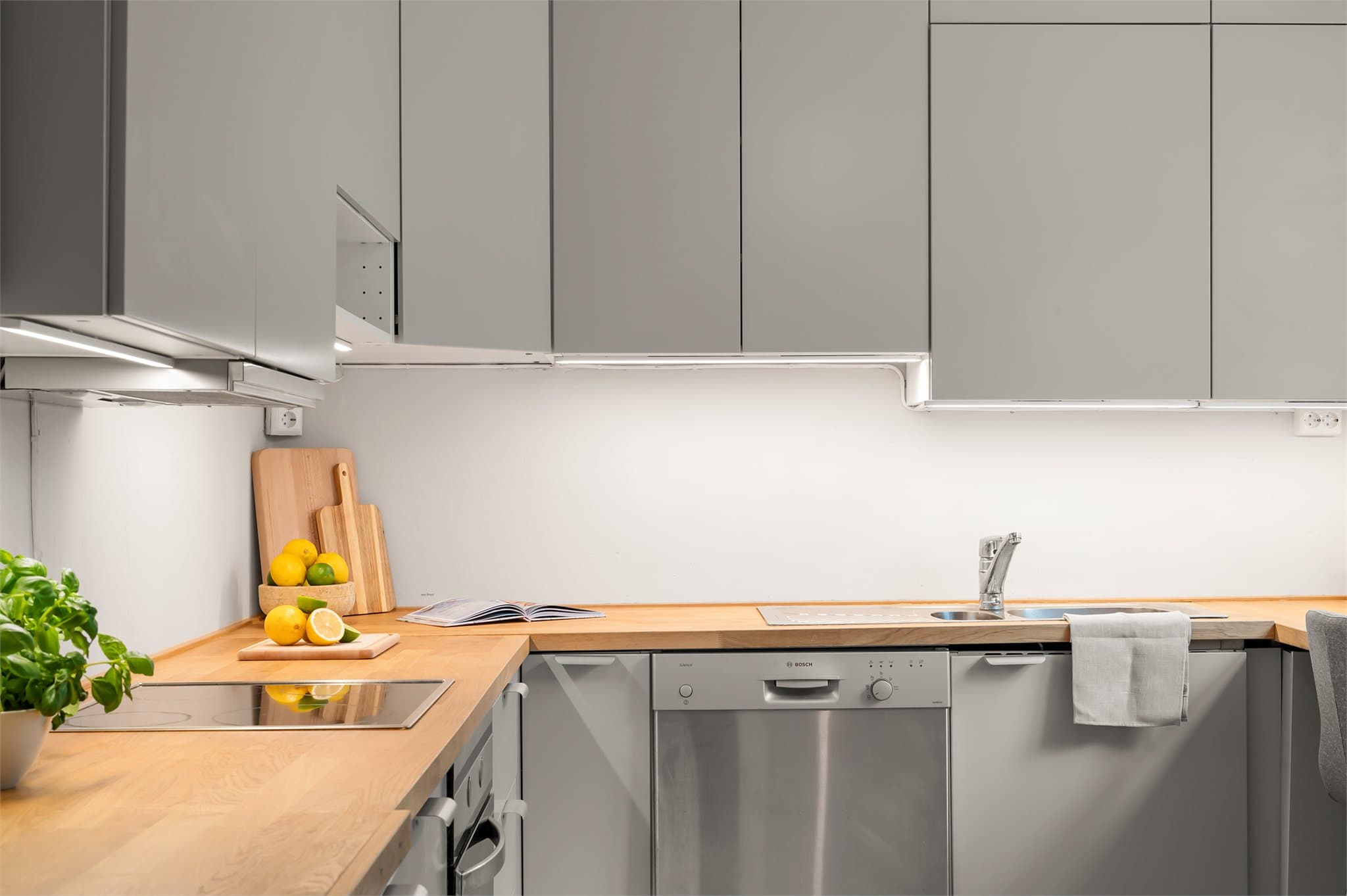 - Ny eier får gleden av integrert stekeovn fra Gram, ventilator fra IKEA, keramisk platetopp fra Zanussi, oppvaskmaskin fra Bosch og kjølekap m/frysedel fra IKEA -