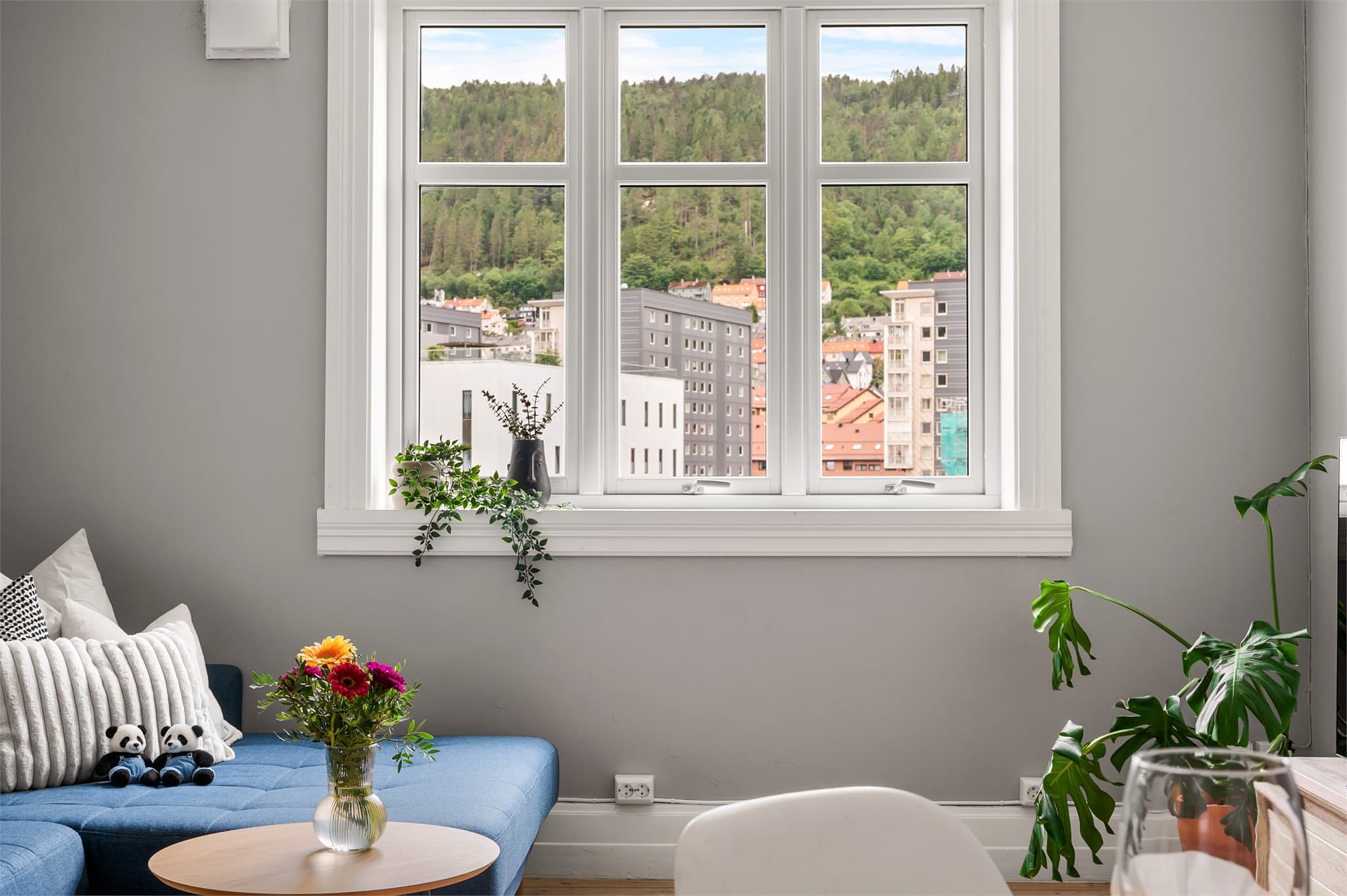 - Store vindusflater sikrer godt med naturlig lysinnslipp til stuen -