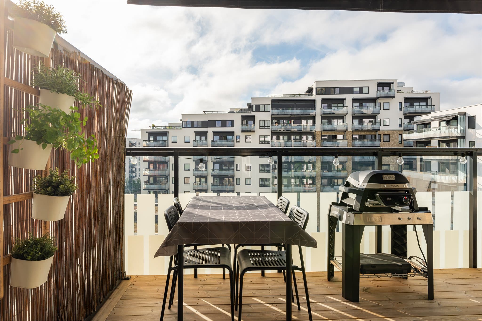 Dette er en rålekker og moderne 4-roms med to balkonger, to bad og solrik beliggenhet høyt og fritt mot vest.