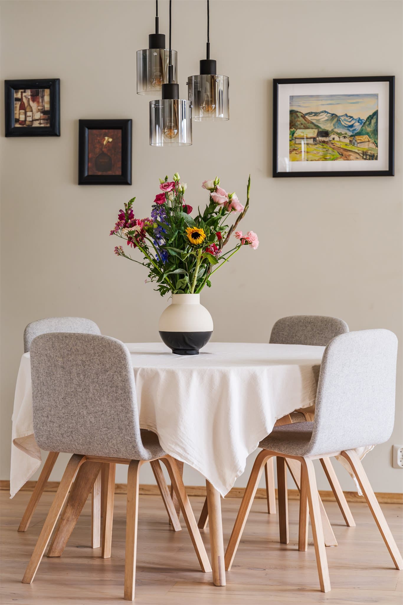 Boligen har god plass til spisebord hvor du kan invitere til hyggelige middagsselskaper.