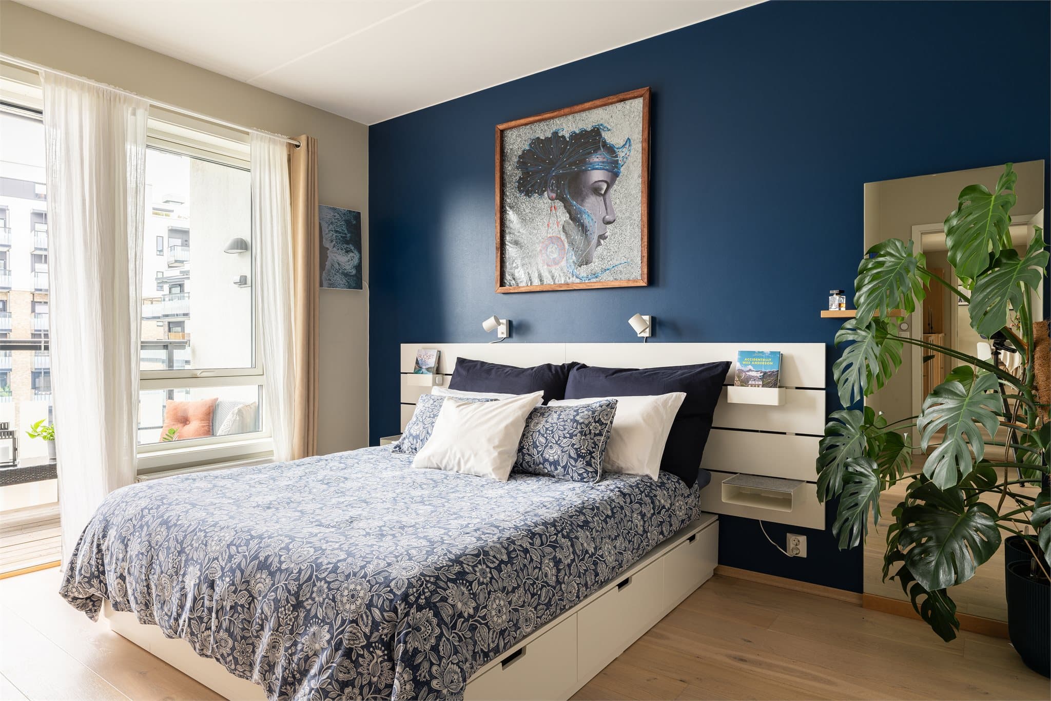 Hovedsoverommet er romslig og gir plass til dobbeltseng, nattbord og ønsket møblement.