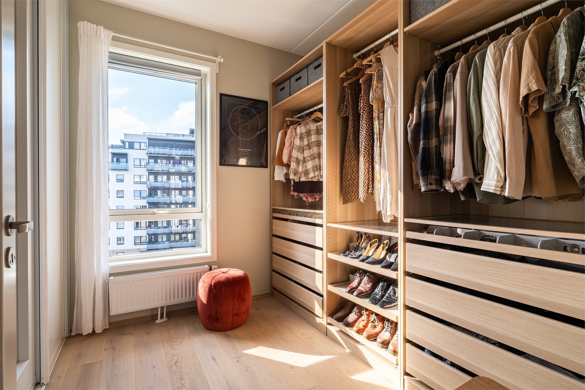 Boligens andre soverom brukes i dag som walk-in-closet.