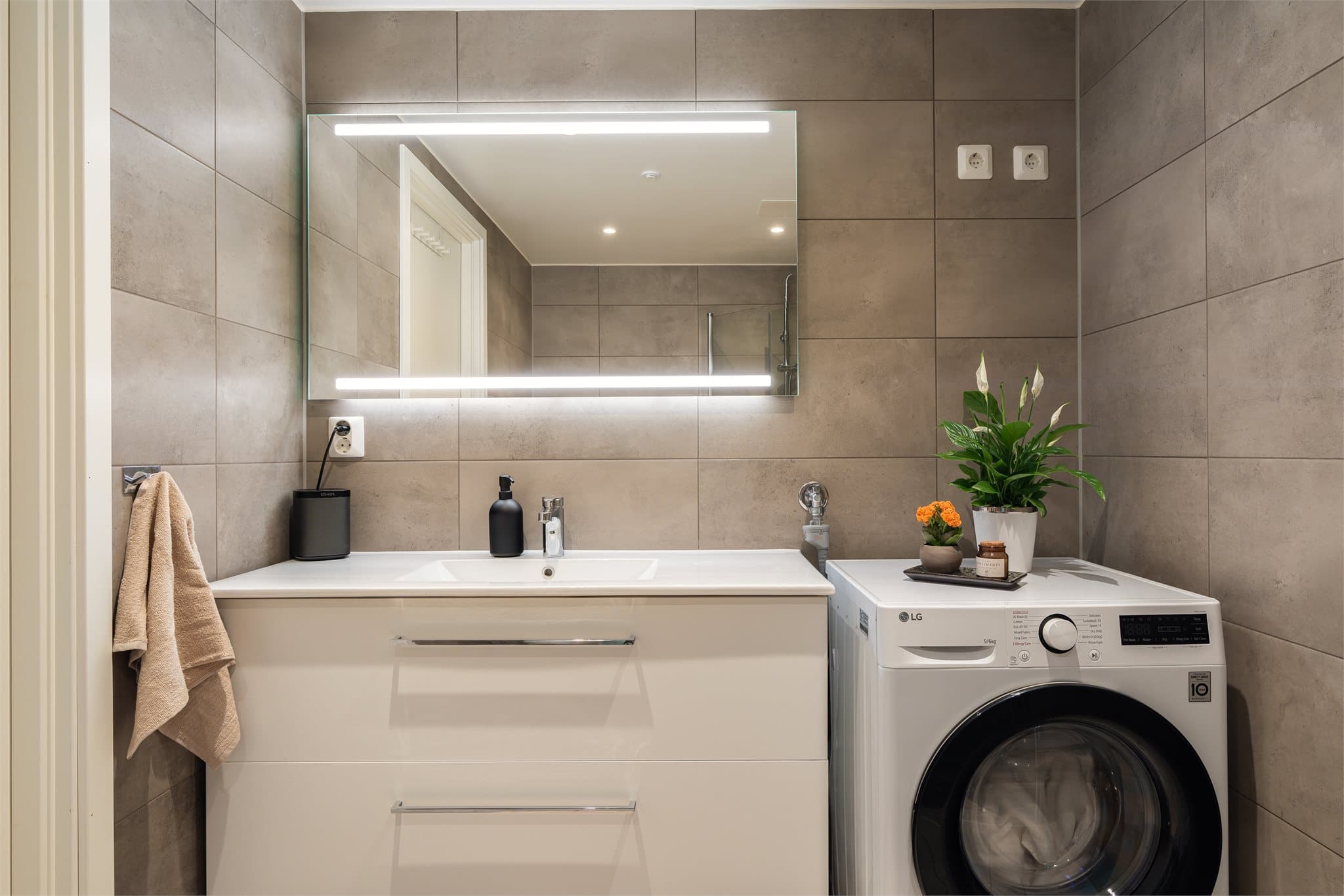 Badet har praktisk tilrettelagt opplegg for vaskemaskin.