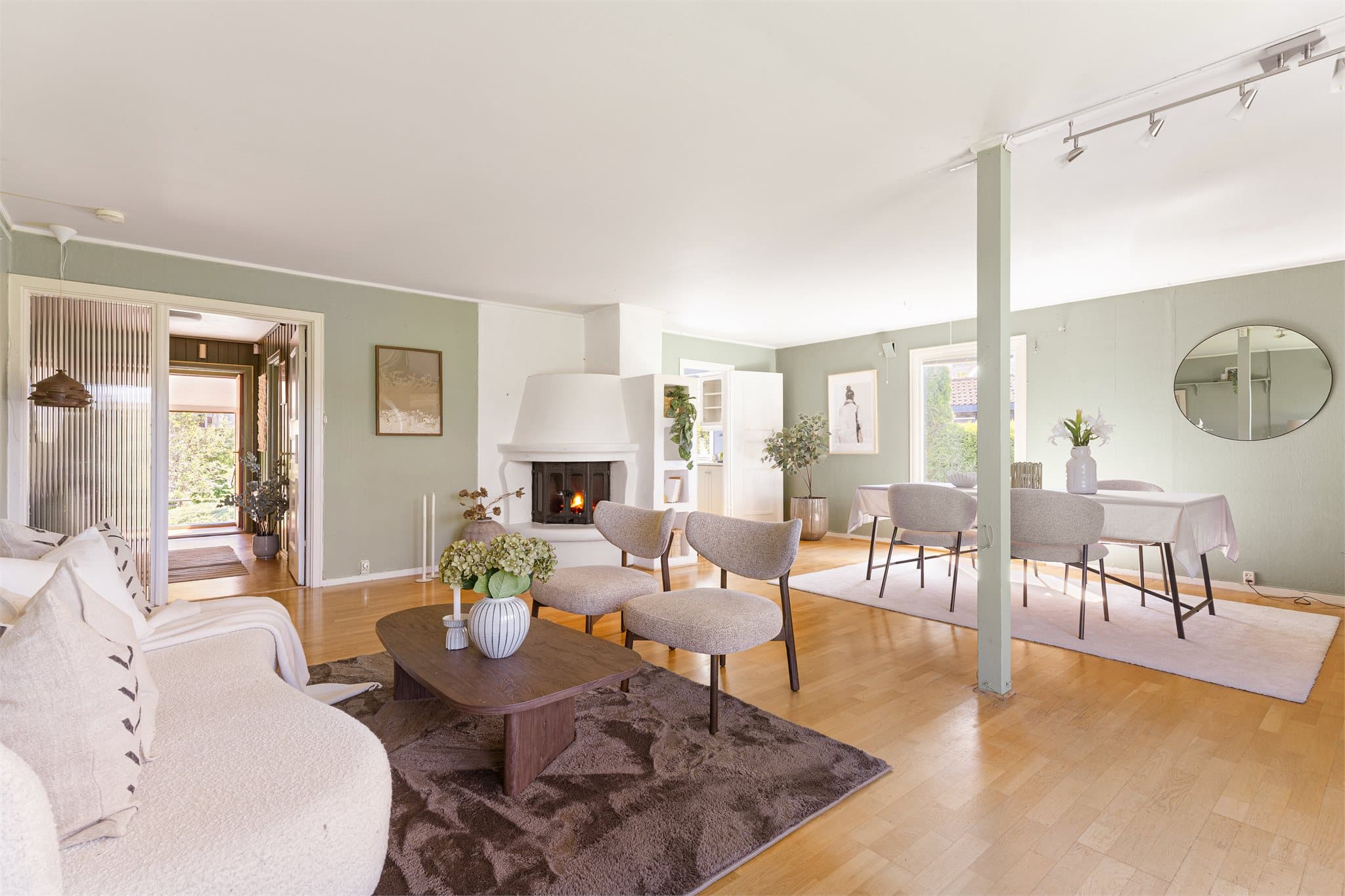 Stuen har god plass til både sofagruppe og spisegruppe.