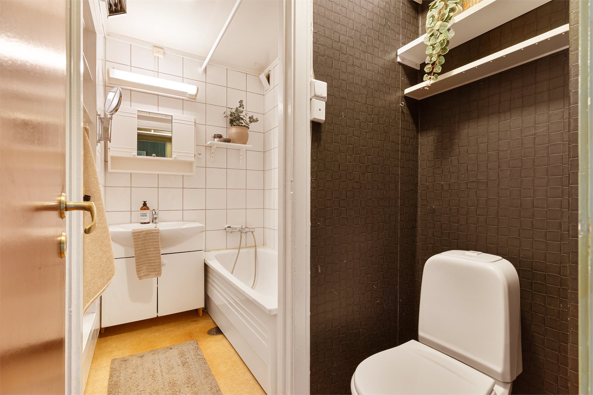 Badet er utstyrt med servantinnredning, toalett og badekar.