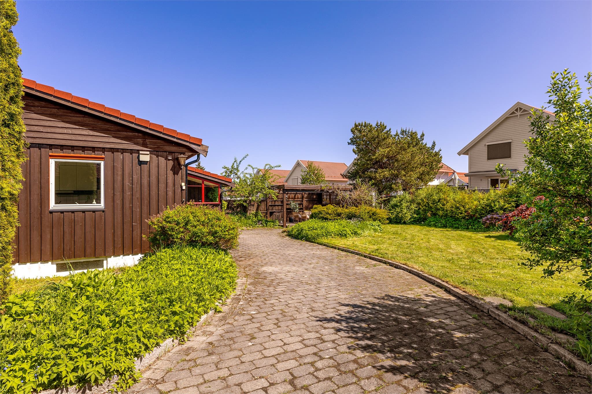 Boligen ligger i et rolig og fredelig nabolag med kort vei til flotte turmuligheter.