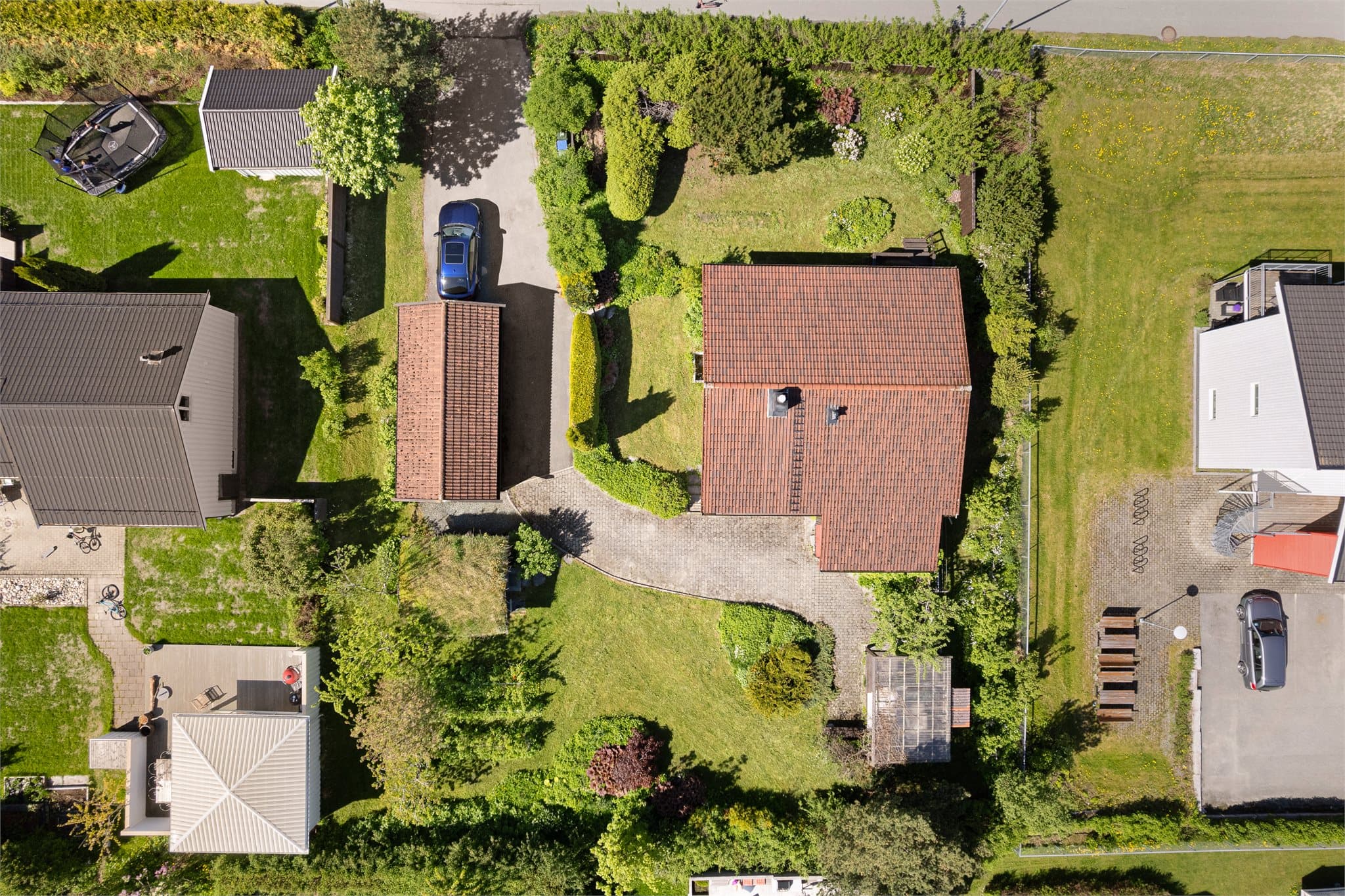Eiendommen byr på garasje, stabbur, pergola og flere flotte uteplasser med gode muligheter for både avslapning og sosialt samvær.