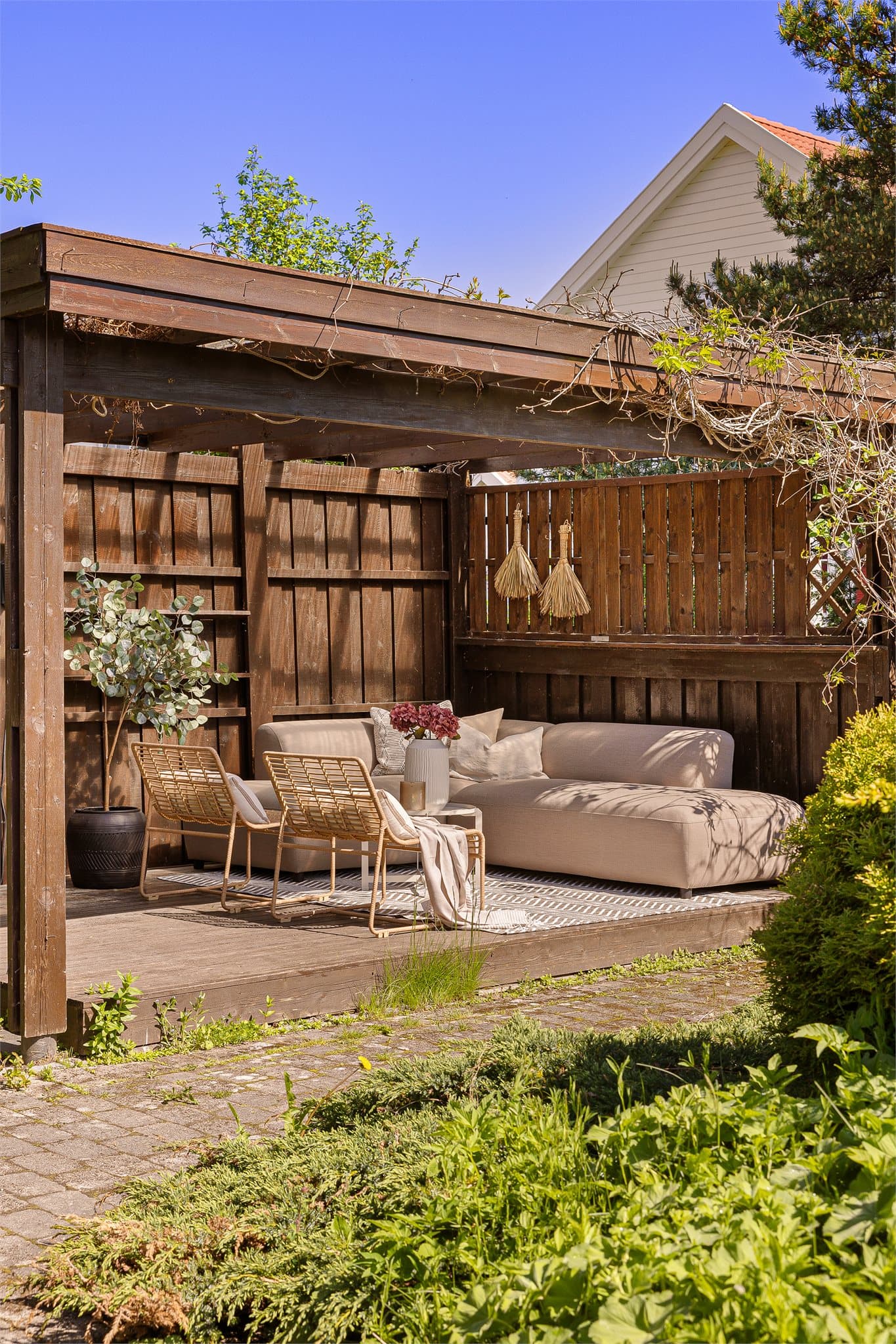På uteområdet finner du en lun og innbydende pergola, perfekt for hyggelige sommerkvelder.