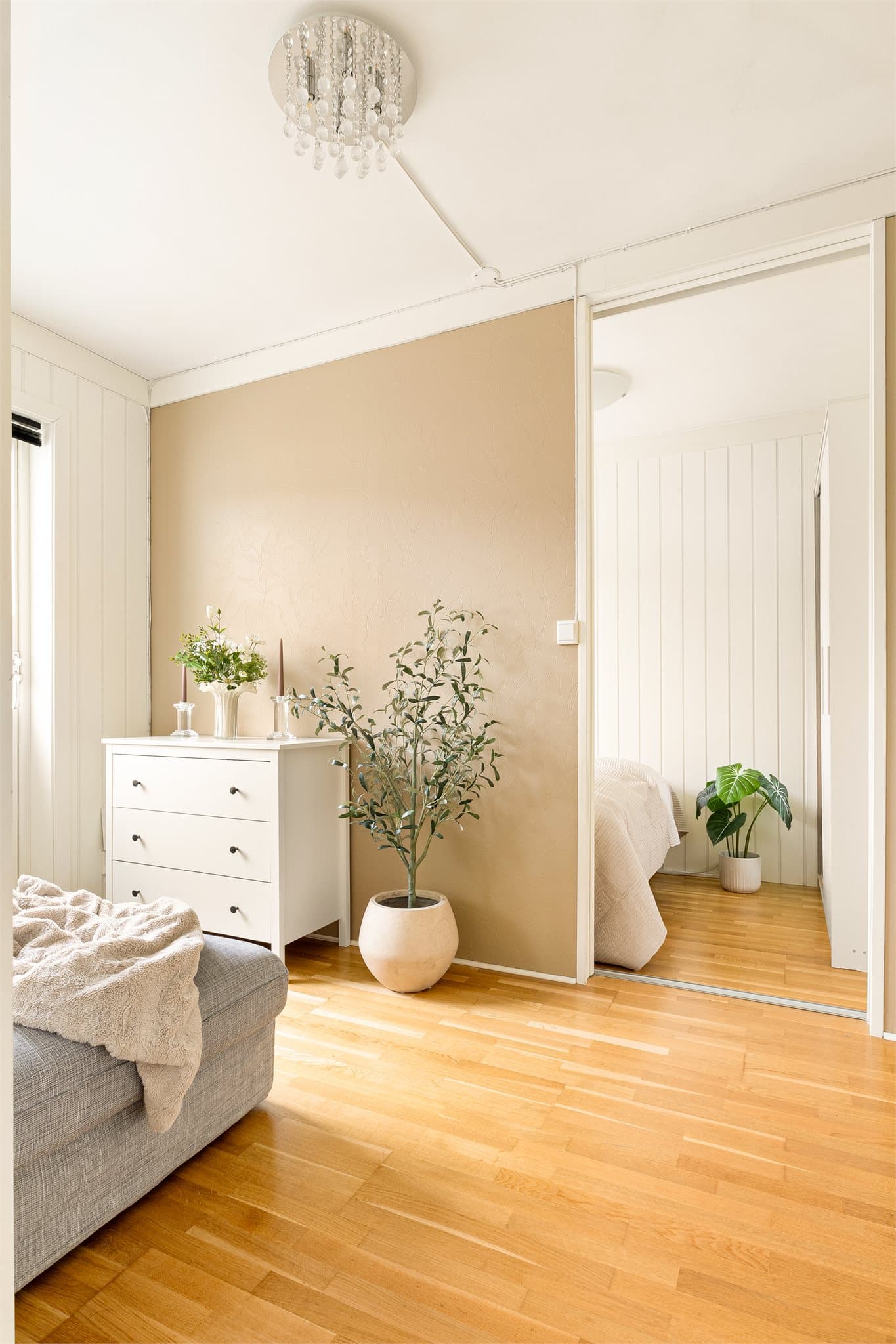 - Mye er inkludert i felleskostnadene, blant annet varmtvann, TV/internett, kommunale avgifter samt renter og avdrag på fellesgjeld, mm. -