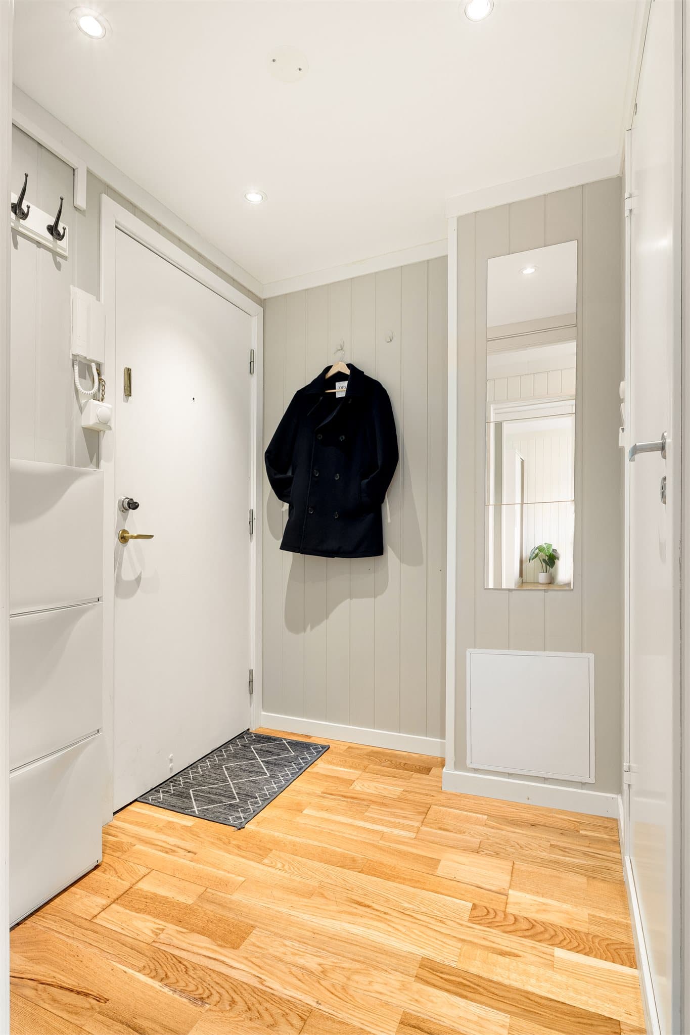 - Entréen er lys og gir et flott, representativt førsteinntrykk av leiligheten -