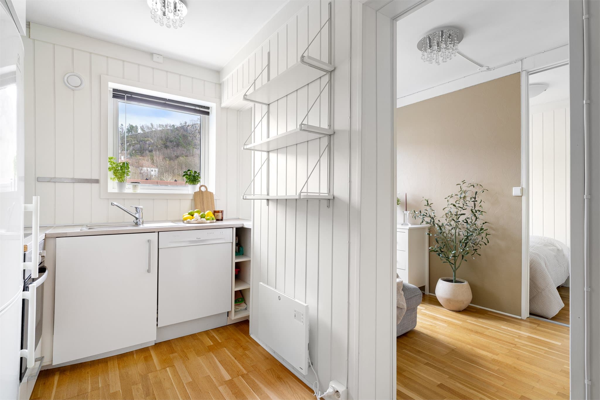 - Leiligheten har et BRA-i på 25 m² og inneholder entré, bad, kjøkken, stue og soverom -