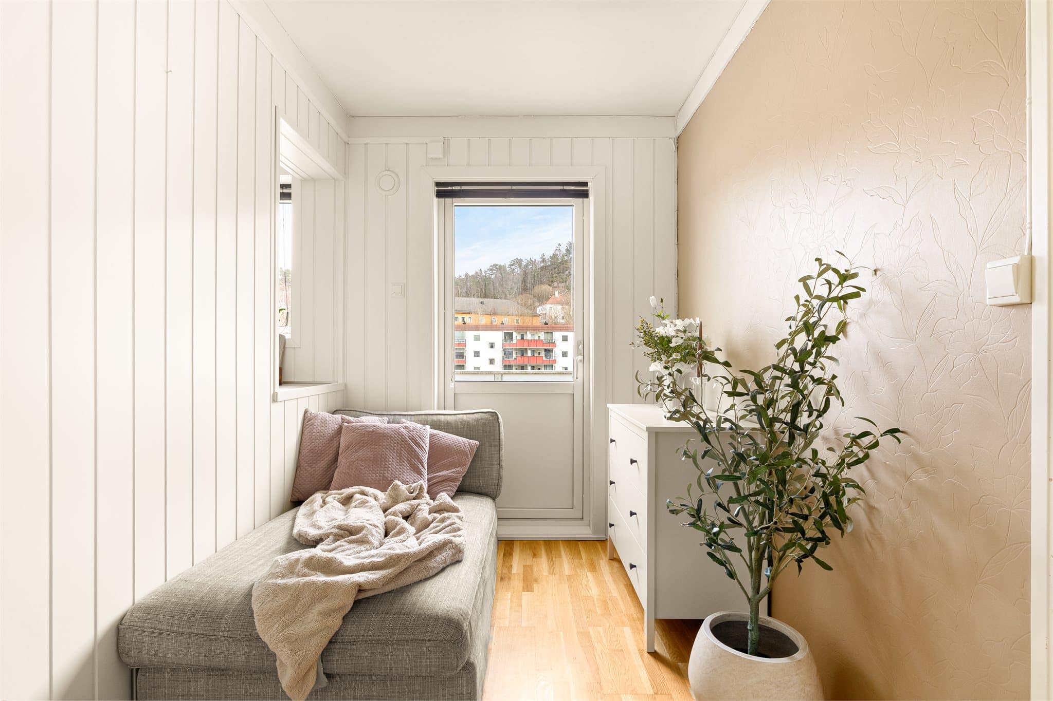 - Gjennomgående lik parkett på gulv skaper et flott helhetlig inntrykk, og en rød tråd gjennom leiligheten -