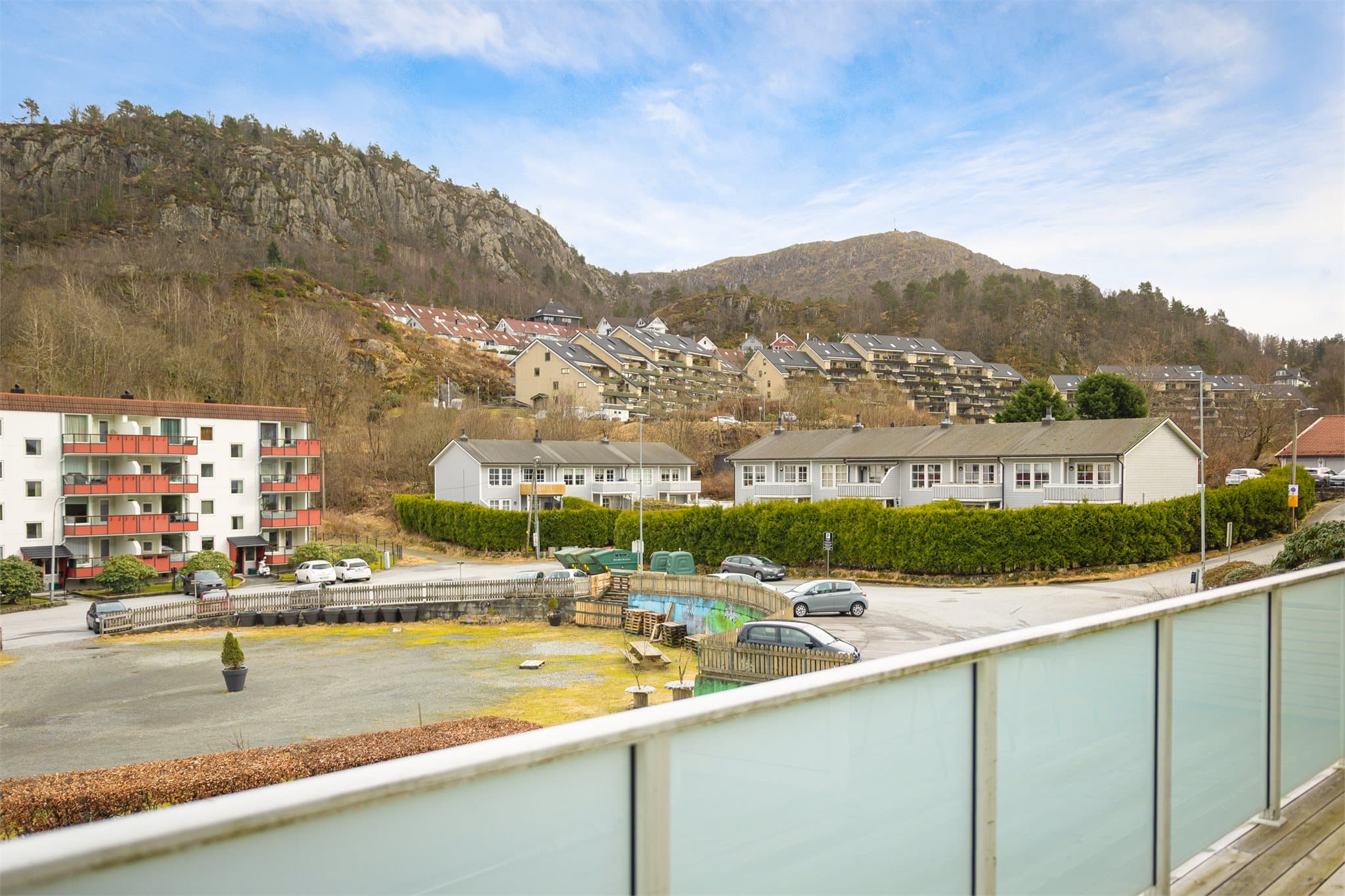 - Flott markterrasse på 15 m², med flott utsikt og sommersol fra ca. kl. 09 til kl. 16 -