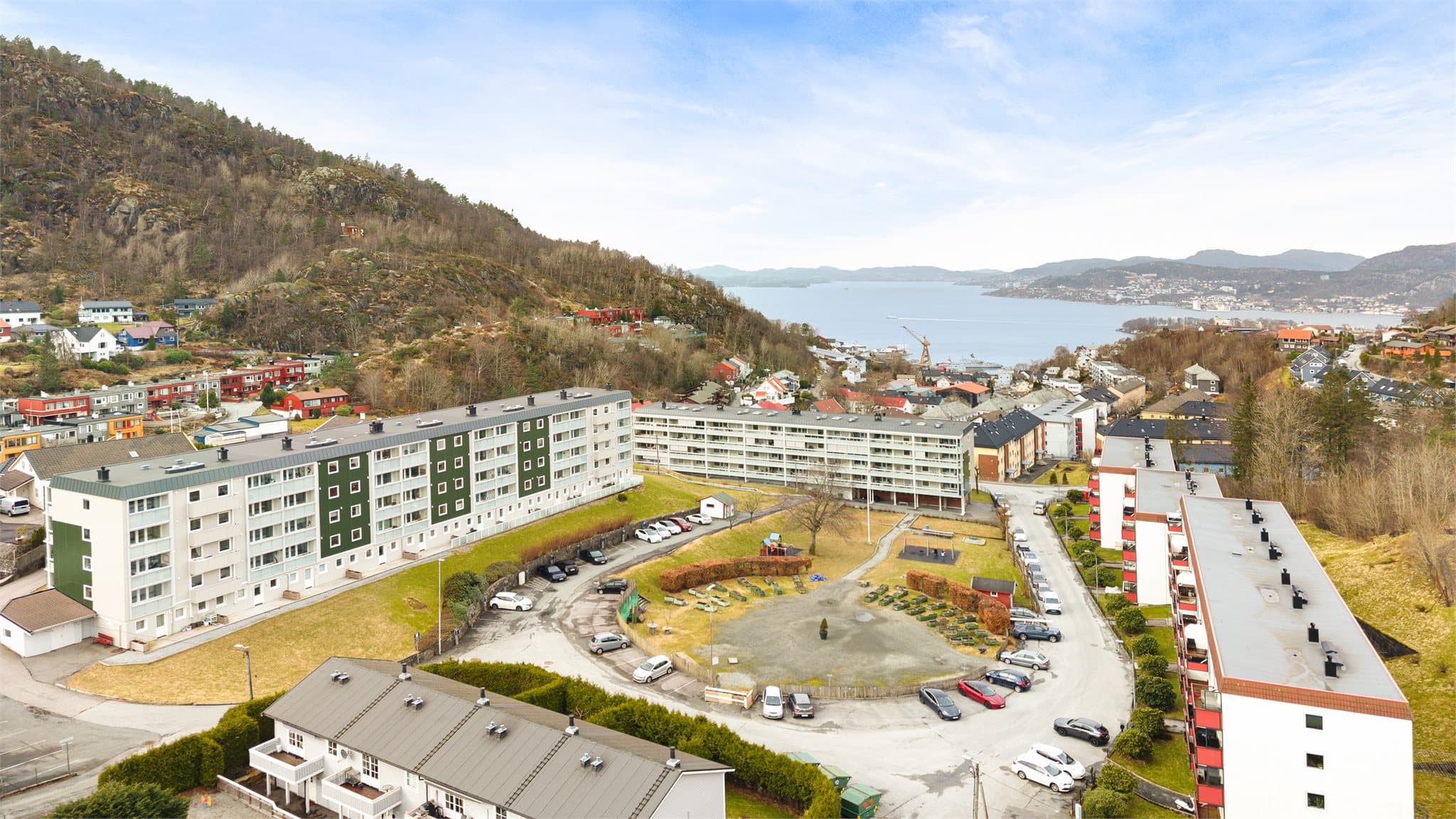 - Parkeringsplass like utenfor med første-mann-til-mølla prinsippet -