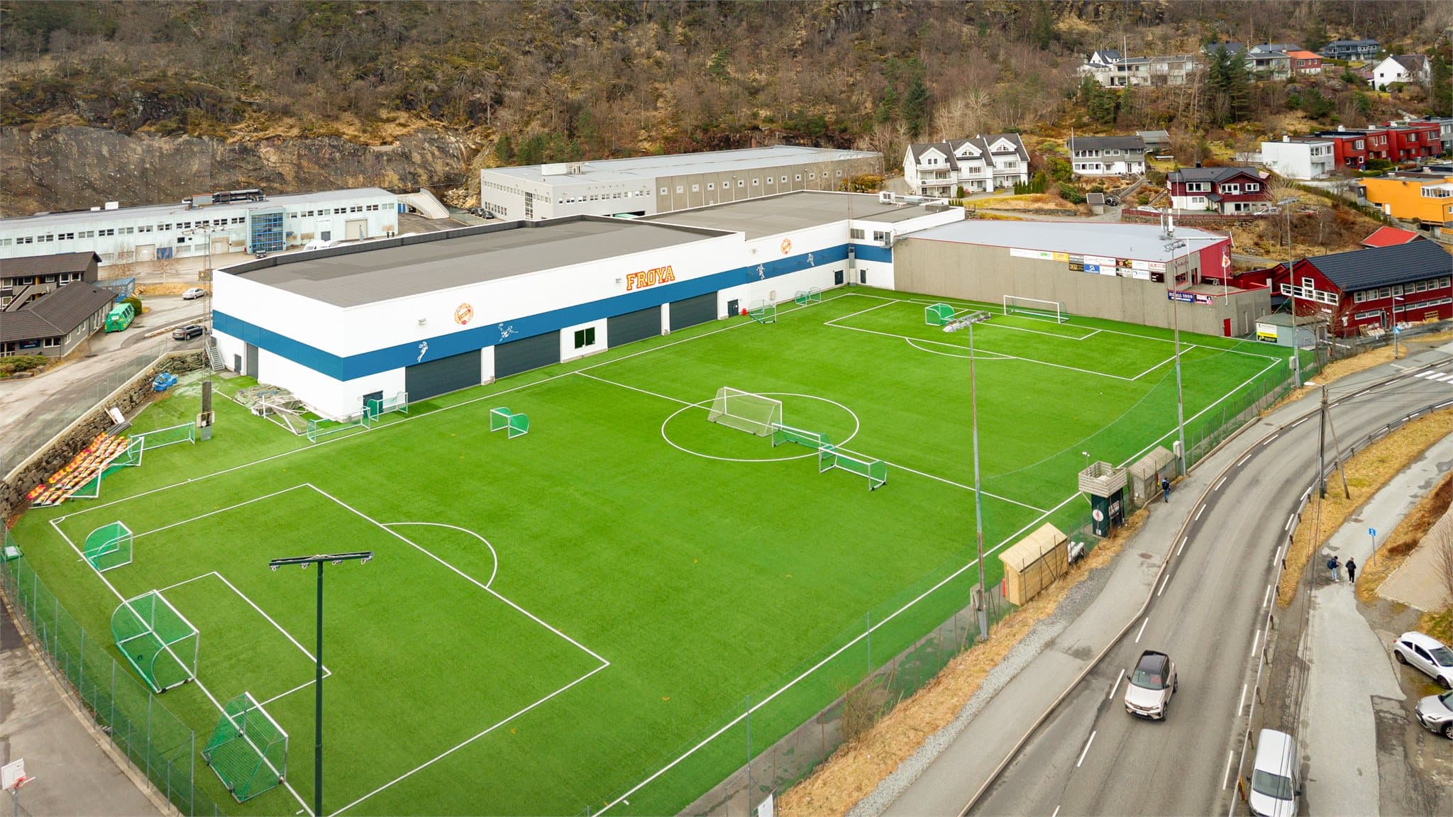 - Idrettsanlegg og fritidstilbud som Frøya arena er også innen kort avstand fra boligen -