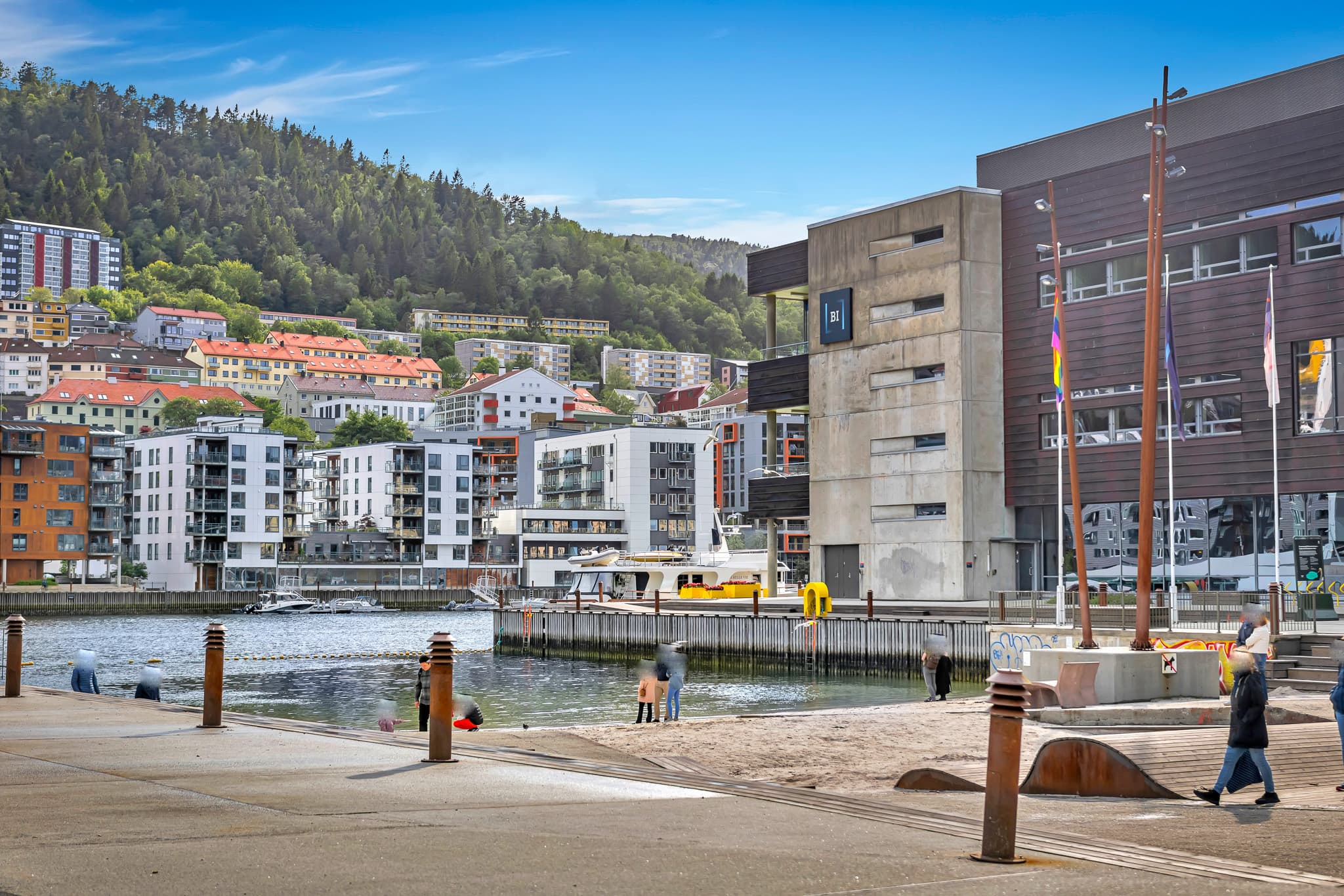 - Det er enkel adkomst til utdanningsinstitusjoner via buss. Bussholdeplass kun 4 min unna leiligheten hvor linje 85 går -