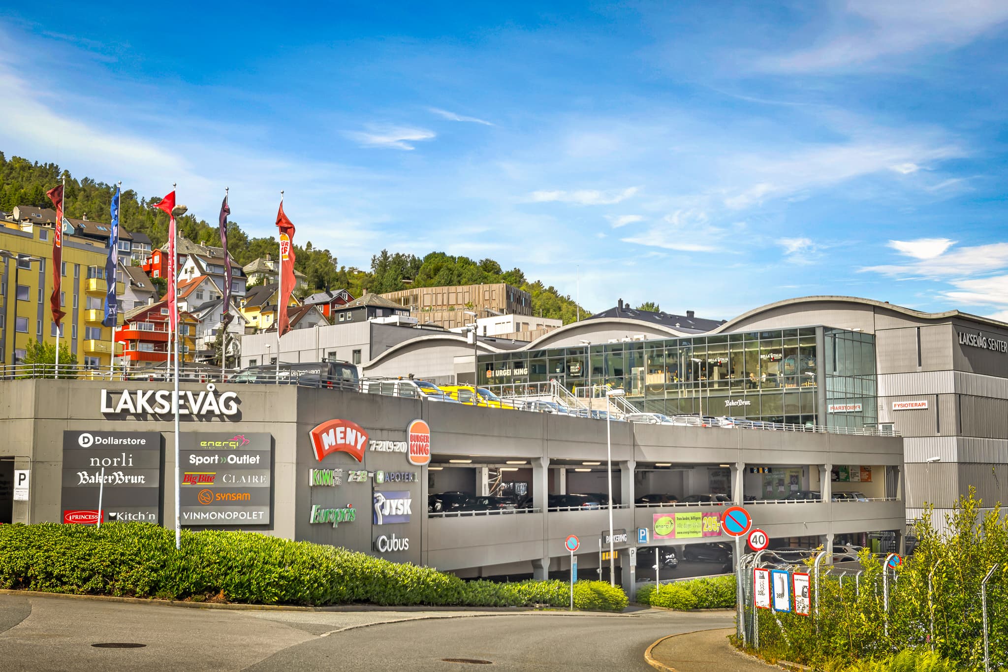 - Fra leiligheten er det en 8 minutters kjøretur til Laksevåg senter -