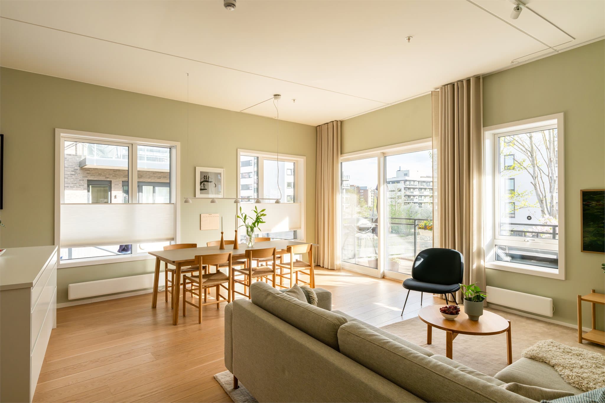 Stuen er romslig med god plass til både sofagruppe og spiseplass.